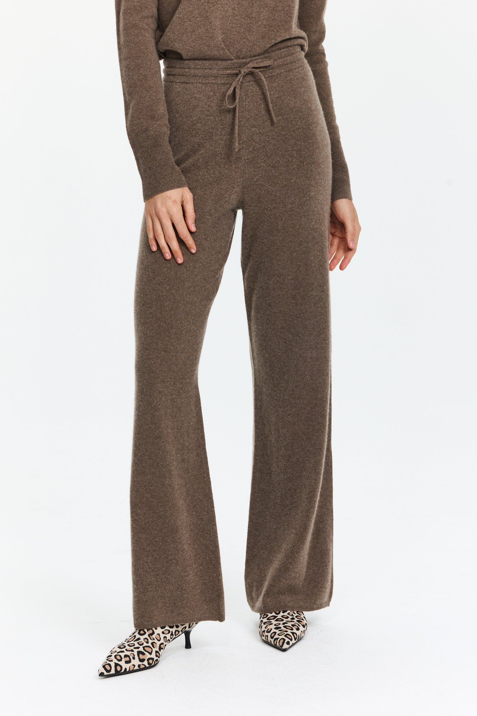 מכנסיי סריג נעימים ונוחים בגזרה רחבה, עם גומי וסרט לקשירה במותנייםהדוגמנית בגובה 1.75 ולובשת מידה 34 של RIANI