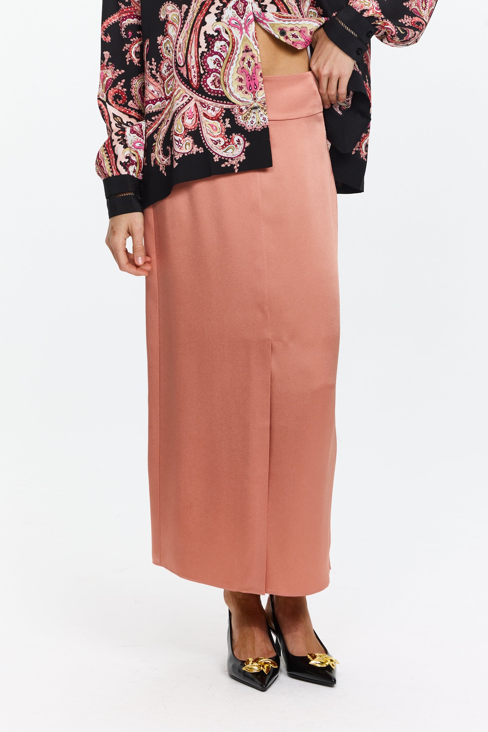 חצאית סאטן באורך מידי ובגזרה ישרה, עם עיטורי כפתורים ושסעהרכב בד: 74% אצטט, 26% ויסקוזההדוגמנית בגובה 1.75 ולובשת מידה II של Forte Forte