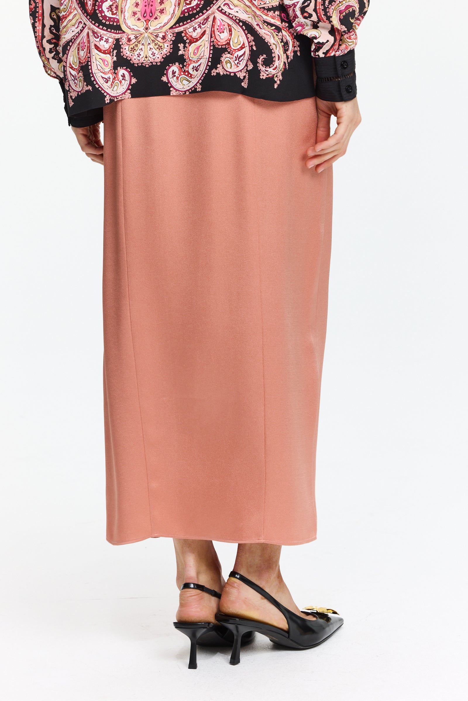 חצאית סאטן באורך מידי ובגזרה ישרה, עם עיטורי כפתורים ושסעהרכב בד: 74% אצטט, 26% ויסקוזההדוגמנית בגובה 1.75 ולובשת מידה II של Forte Forte