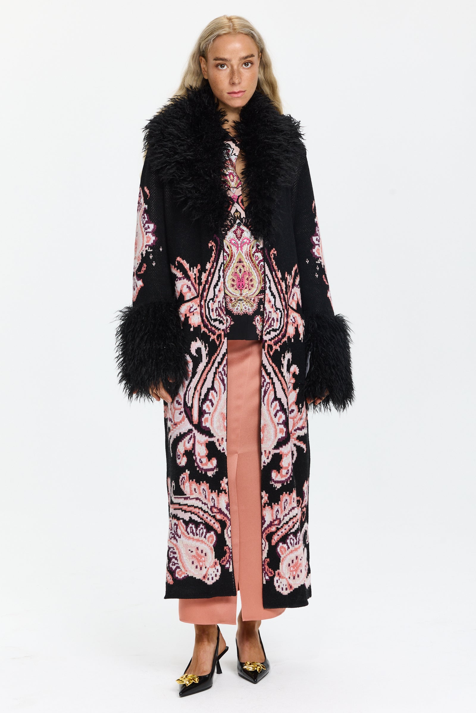 מעיל ארוך בהשראת שנות ה-70 עם פרווה רכה בשרוולים ובצווארון. כולל חגורה סרוגה, אורך מקסיהרכב בד: 100% צמרהדוגמנית בגובה 1.75 ולובשת מידה S של Hayley Menzies