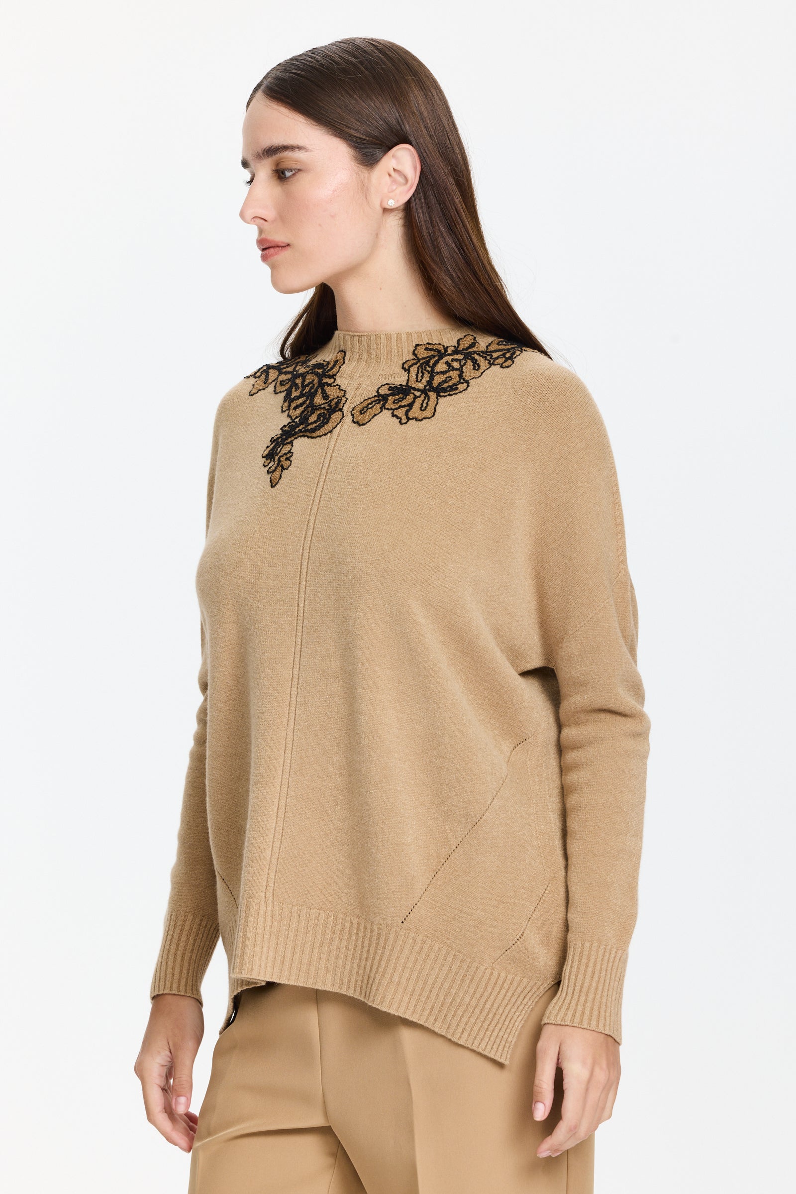 סריג נעים בגזרה רחבה בשילוב רקמת פרחים בצווארוןהדוגמנית בגובה 1.75 ולובשת מידה 42 של Ermanno