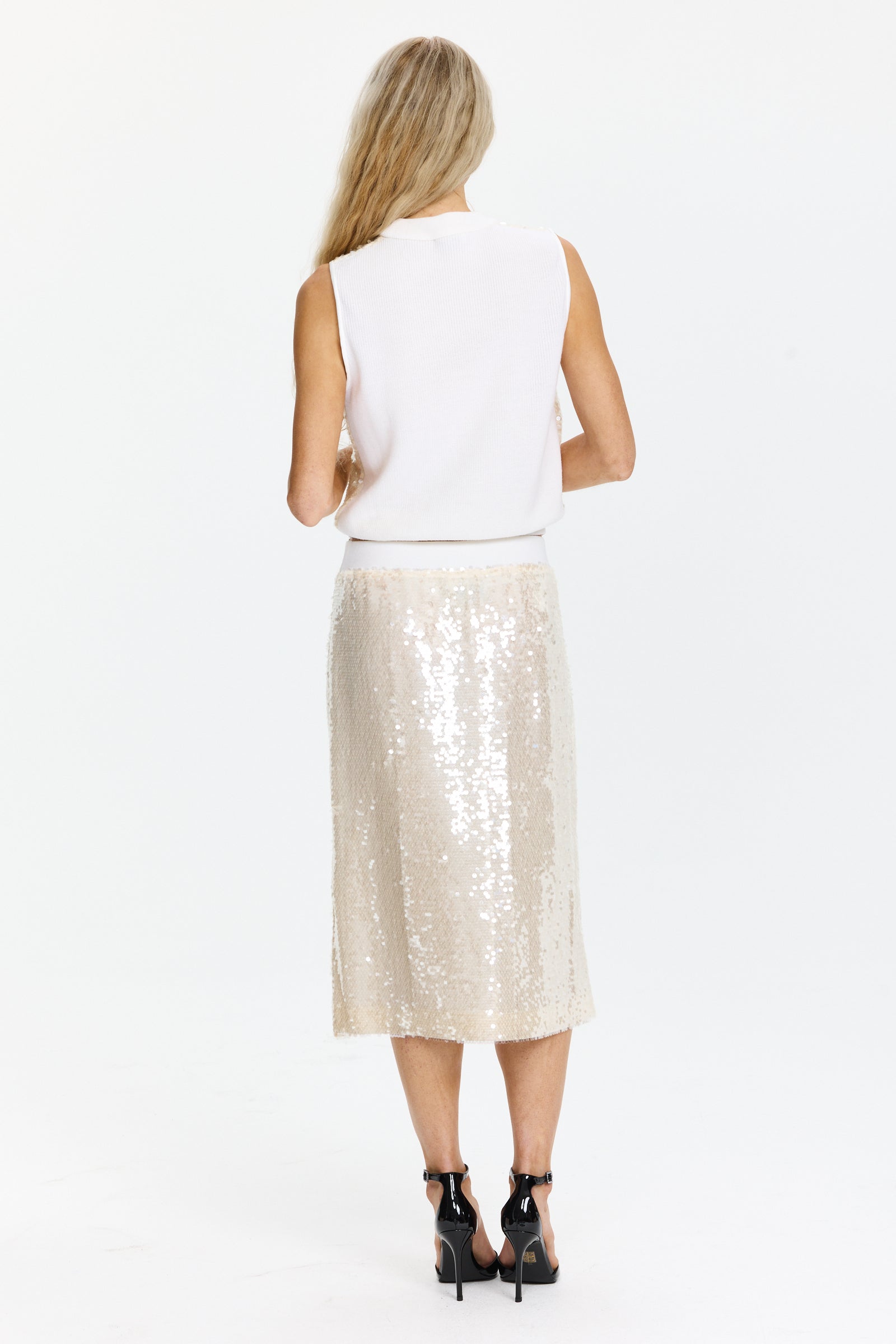 חצאית פאייטים באורך מידי ובגזרה ישרה עם גומי במותניים ובטנה מצמרהרכב הבד: 93% פוליאסטר, 7% אלסטןהדוגמנית בגובה 1.75 ולובשת מידה 42 של Peserico