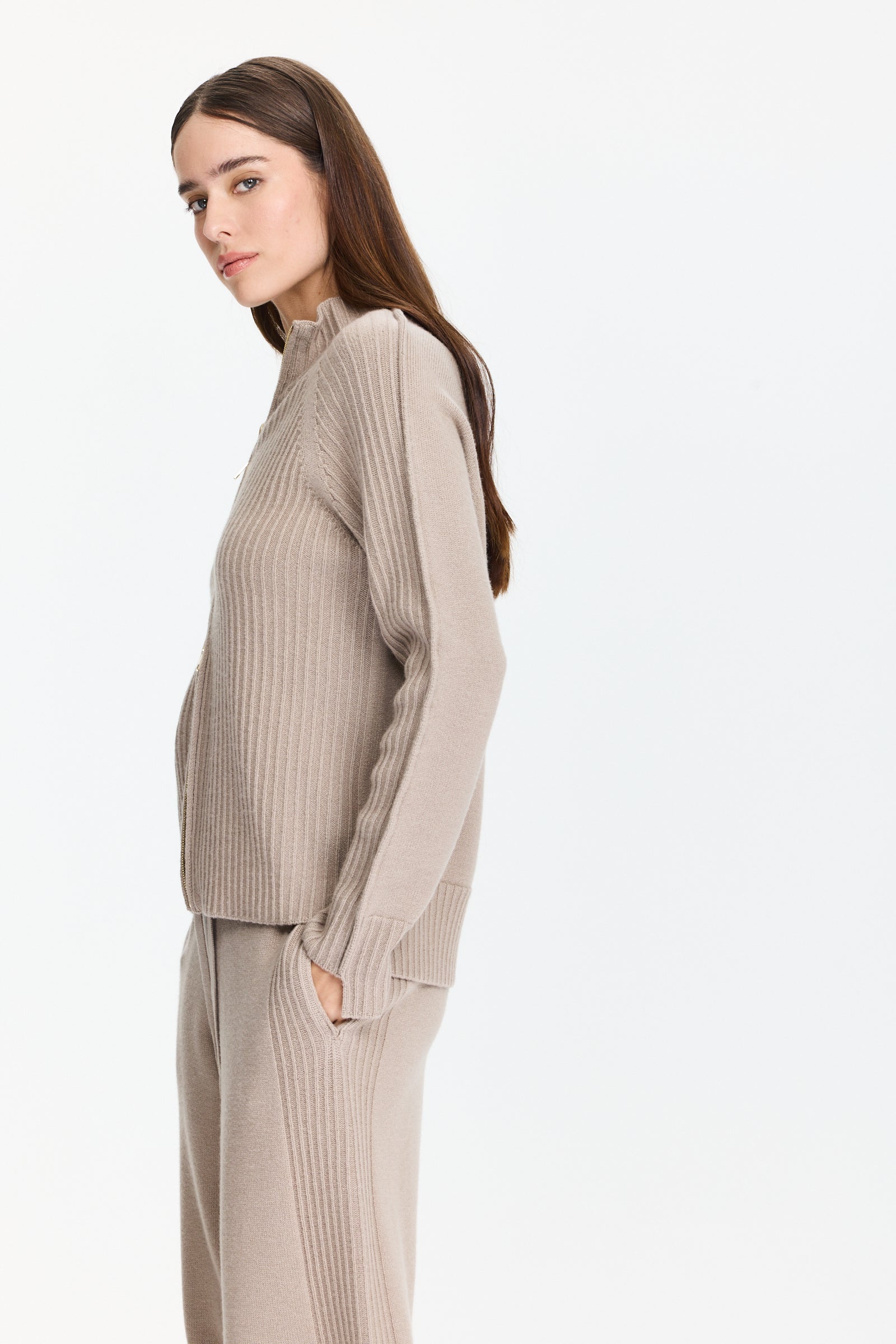 סווטשירט סרוג עם צווארון גולף וסגירה קדמית ברוכסן דו כיווני, סריגת ריב וגזרה צמודה.הרכב בד: 80% צמר בתולי, 10% קשמיר, 10% משיהדוגמנית בגובה 1.75 ולובשת מידה 42 של Lorena Antoniazzi