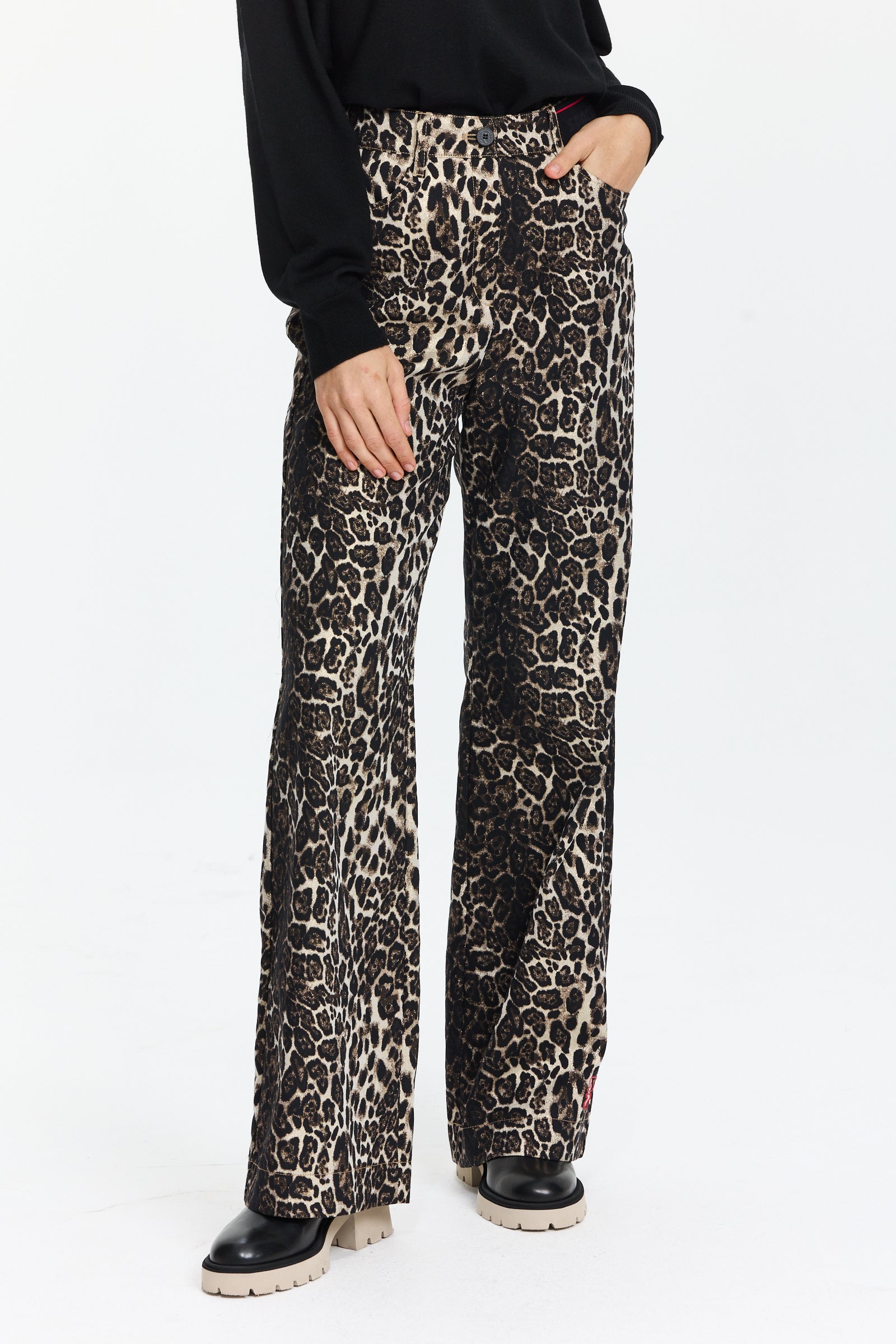 מכנסיים בגזרה רחבה עם הדפס מנומר ונצנוץ קלהרכב הבד: 60% כותנה, 28% פוליאמיד, 9% פוליאסטר, 3% אלסטאןהדוגמנית בגובה 1.75 ולובשת מידה 36 של Sportalm