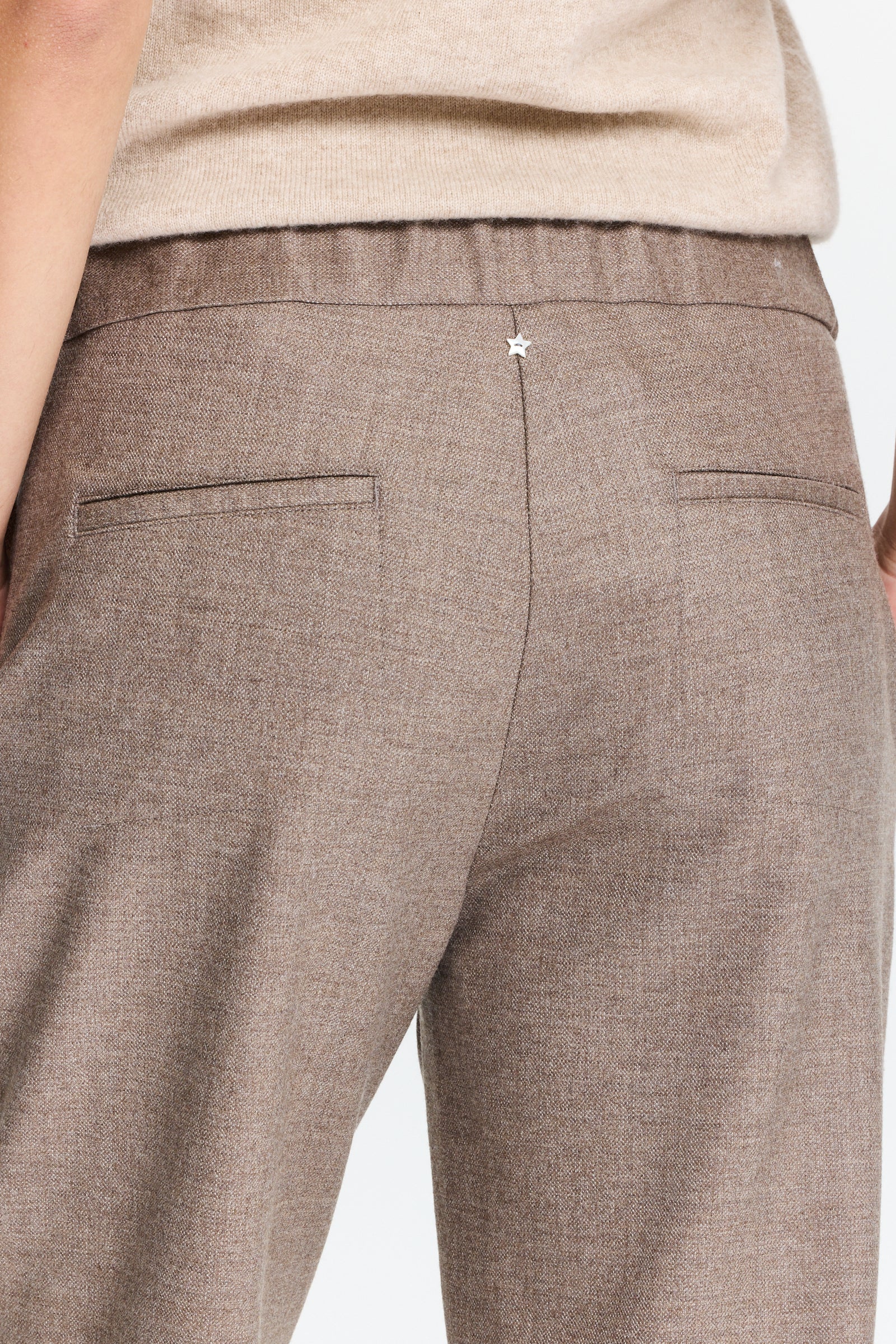 מכנסיים בגזרה ישרה בגוון חום אפרפר עם מותן מתכוונן וחגורת שרוךהרכב בד: 98% צמר, 2% אלסטןהדוגמנית בגובה 1.75 ולובשת מידה 42 של Lorena Antoniazzi