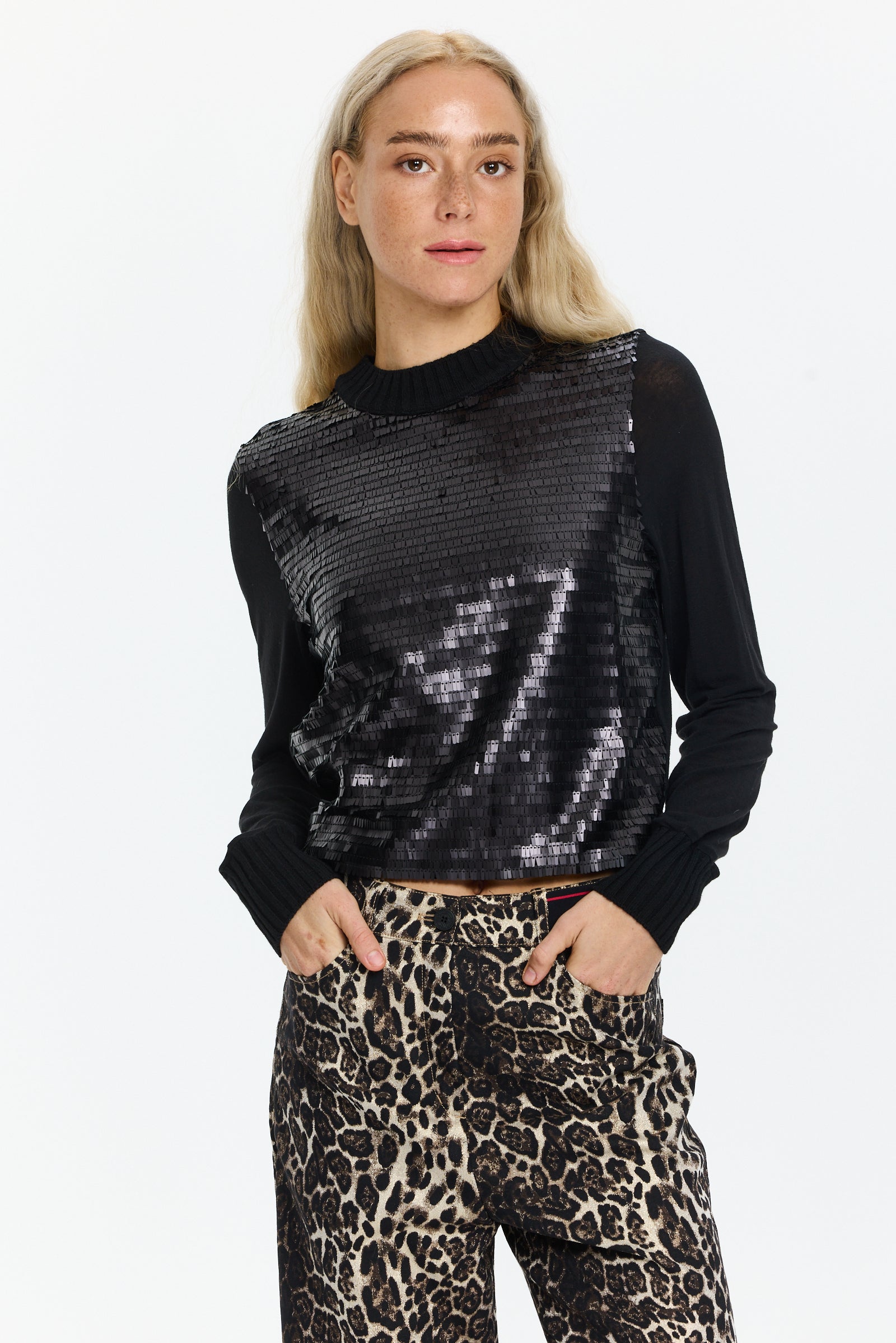 סווטשירט רחב ונוח עם פאייטים מלפניםהרכב הבד: 42% ויסקוזה, 22% פוליאמיד, 14% פוליאסטר, 12% צמר, 7% צמר סינתטי, 3% אלסטןהדוגמנית בגובה 1.75 ולובשת מידה 42 של Tricot-Chic