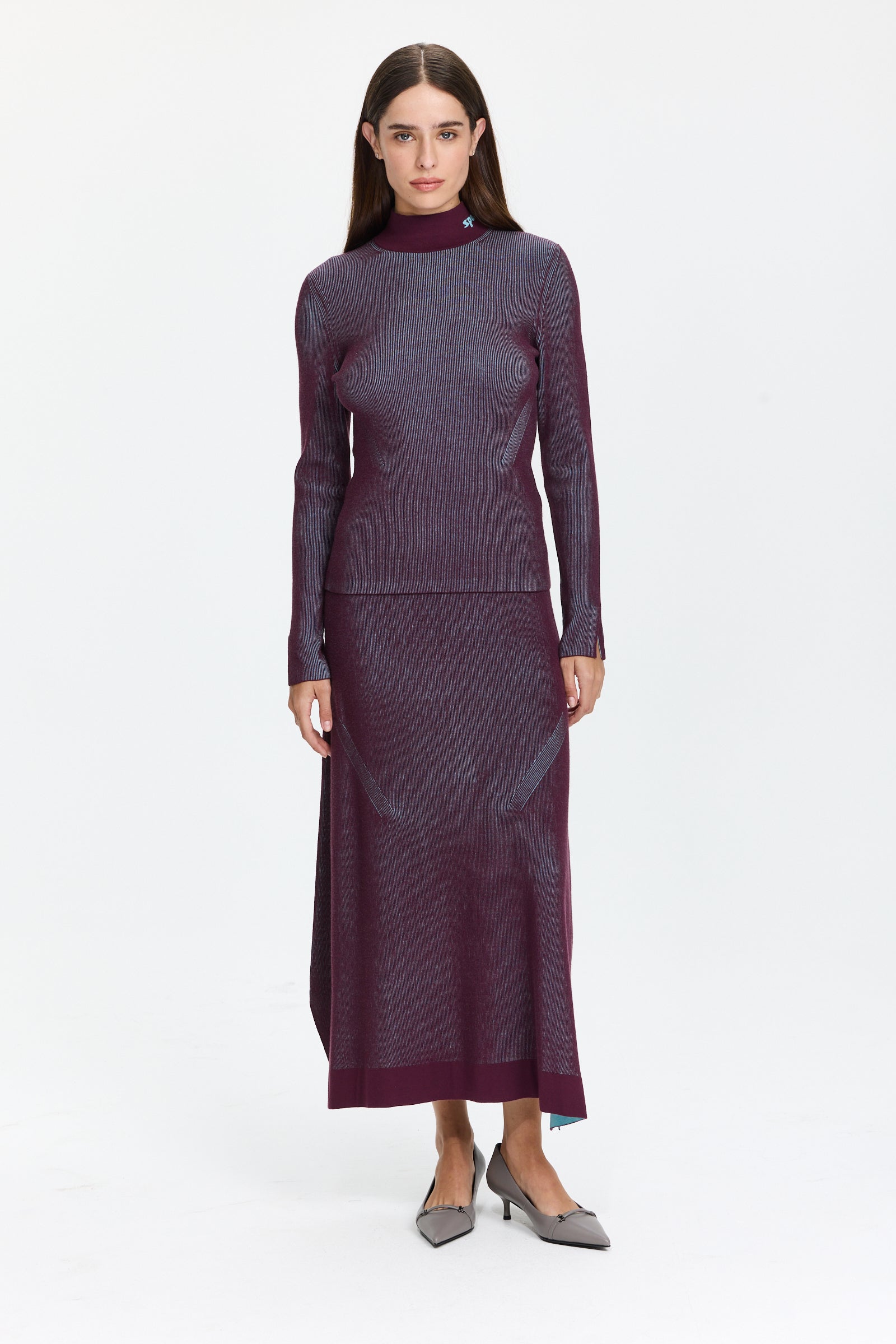 סוודר פסים בצבע חציל ותכלת, בגזרה צמודההרכב בד: 72% ויסקוזה, 28% פוליאסטרהדוגמנית בגובה 1.75 ולובשת מידה 36 של Sportalm