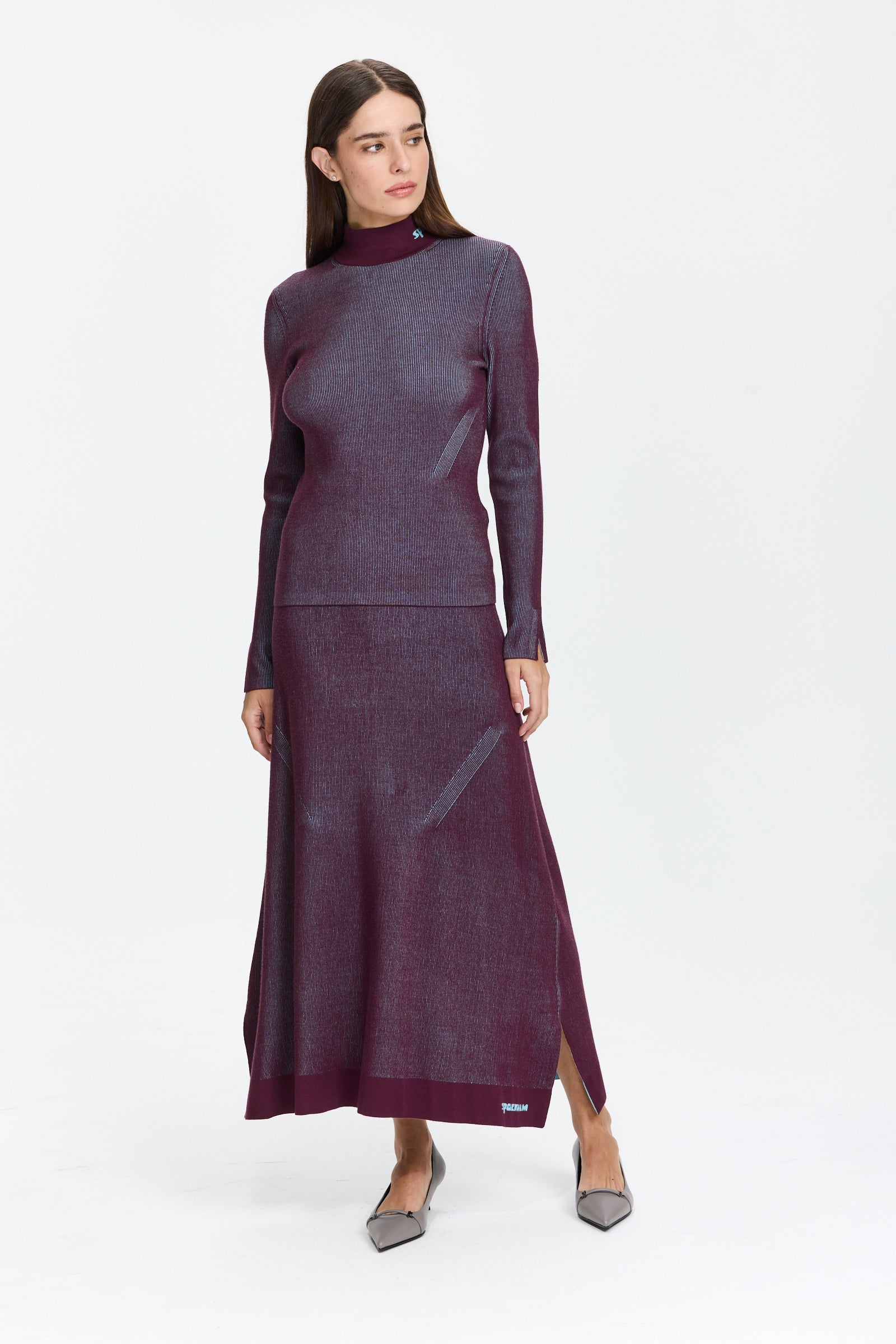 חצאית פסים בצבע חציל ותכלת, בגזרה ישרה, עם גומי במותניים ושסעיםהרכב בד: 72% ויסקוזה, 28% פוליאסטרהדוגמנית בגובה 1.75 ולובשת מידה 36 של Sportalm