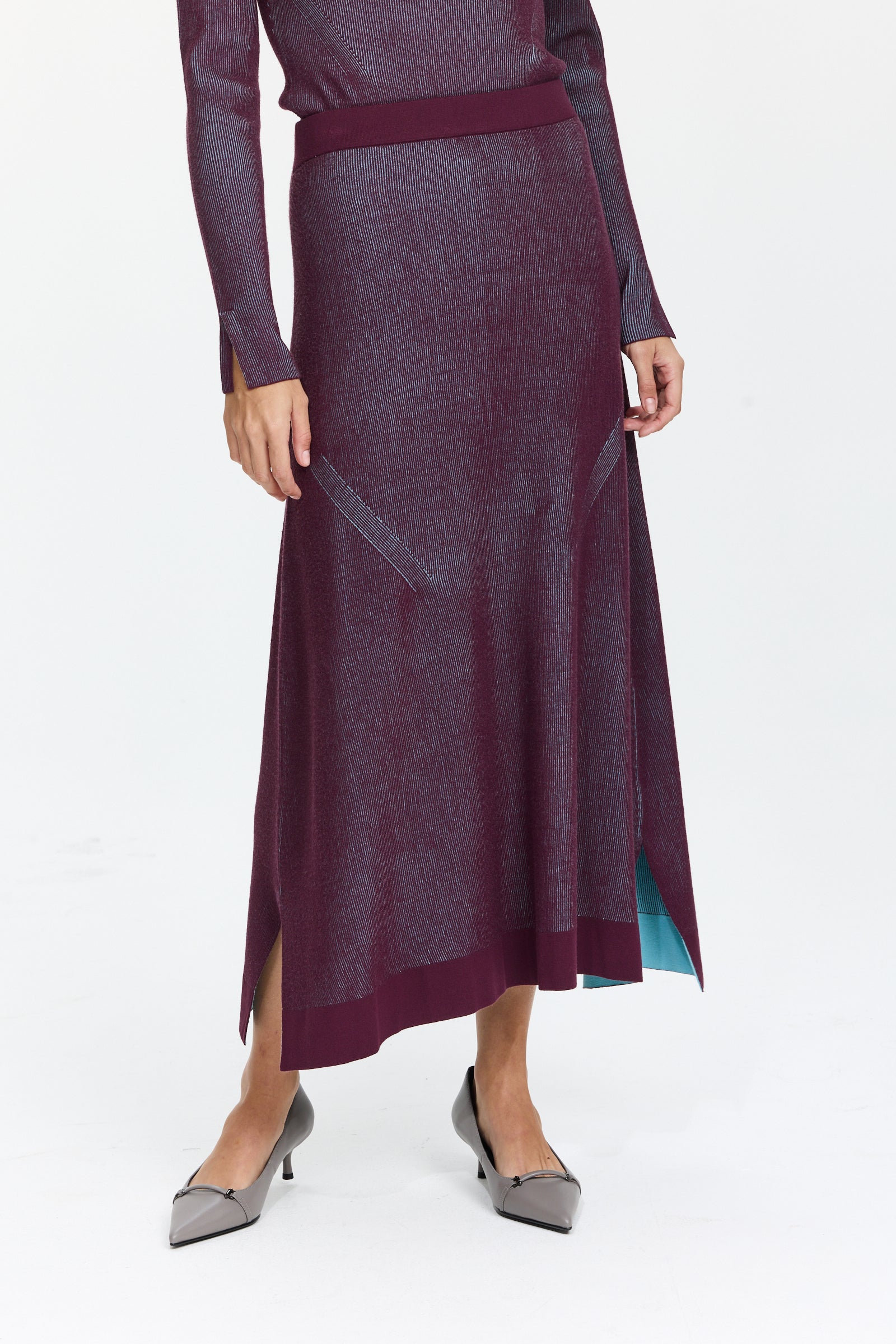 חצאית פסים בצבע חציל ותכלת, בגזרה ישרה, עם גומי במותניים ושסעיםהרכב בד: 72% ויסקוזה, 28% פוליאסטרהדוגמנית בגובה 1.75 ולובשת מידה 36 של Sportalm