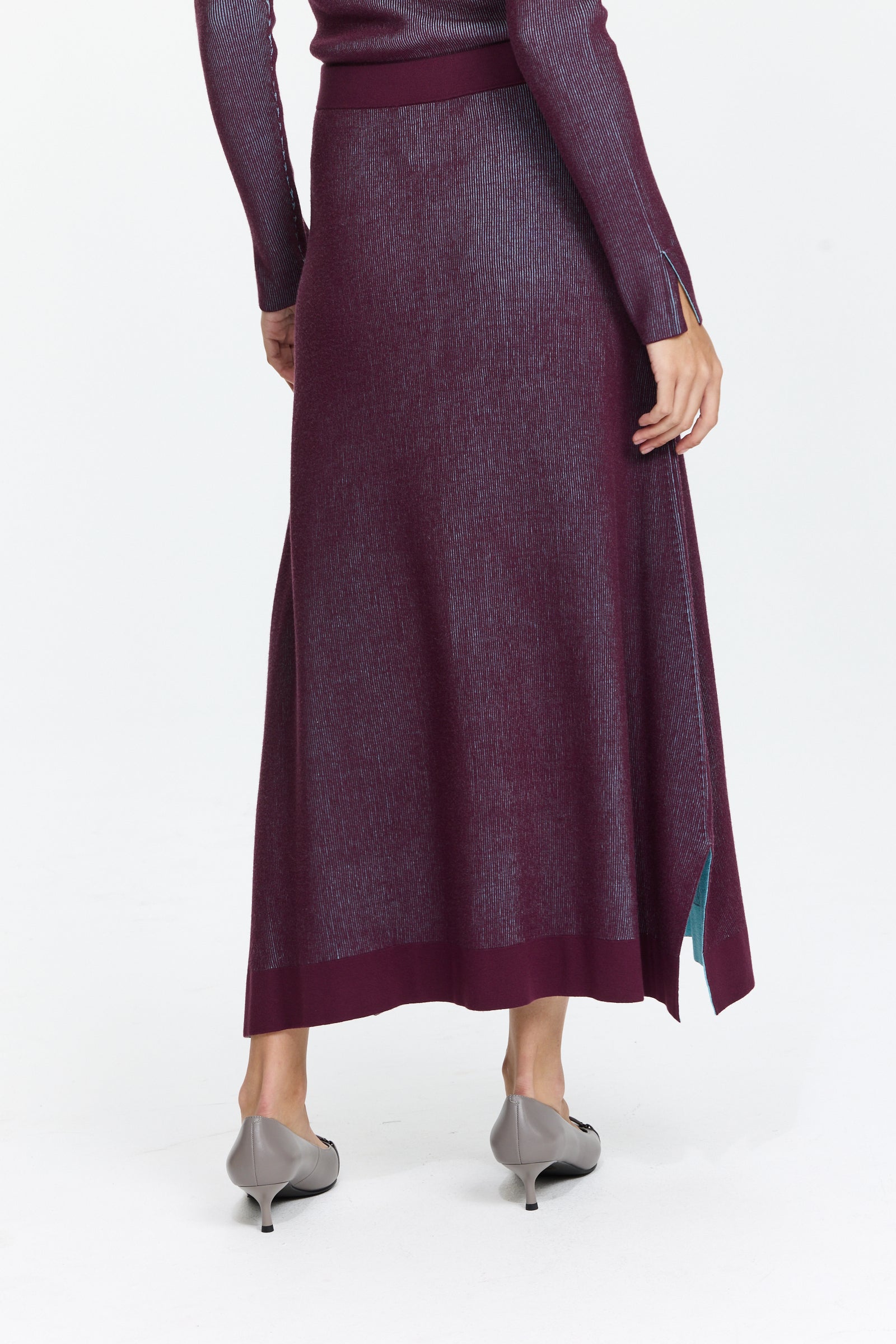 חצאית פסים בצבע חציל ותכלת, בגזרה ישרה, עם גומי במותניים ושסעיםהרכב בד: 72% ויסקוזה, 28% פוליאסטרהדוגמנית בגובה 1.75 ולובשת מידה 36 של Sportalm