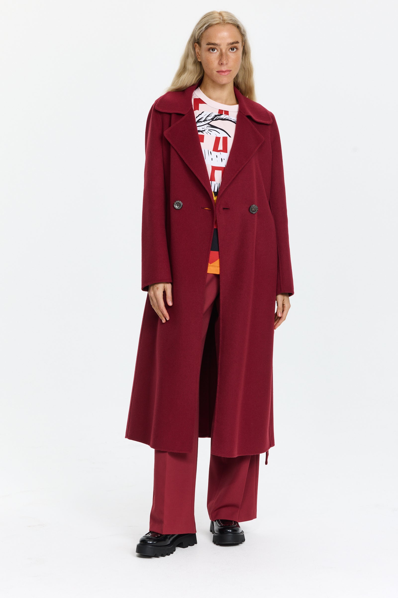 מעיל צמר ארוך קלאסי, עם חגורת קשירה וכפתורים בחזיתהרכב הבד: 85% צמר בתולי, 10% פוליאמיד, 5% קשמירהדוגמנית בגובה 1.75 ולובשת מידה 36 של Luisa Cerano