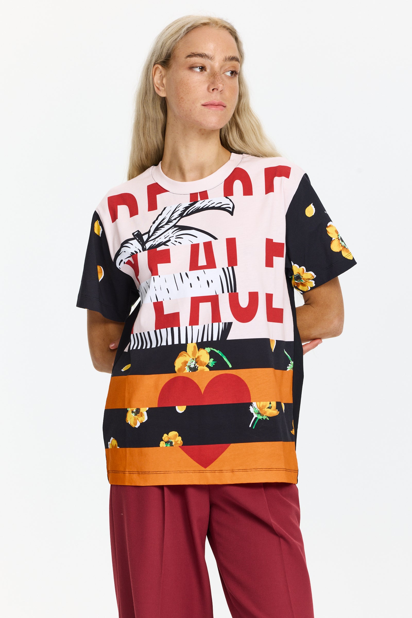 טישרט שחורה עם הדפס גרפי, צווארון עגול ושרוולי קצרהרכב: 100% כותנההדוגמנית בגובה 1.75 ולובשת מידה XS של MOSCHINO