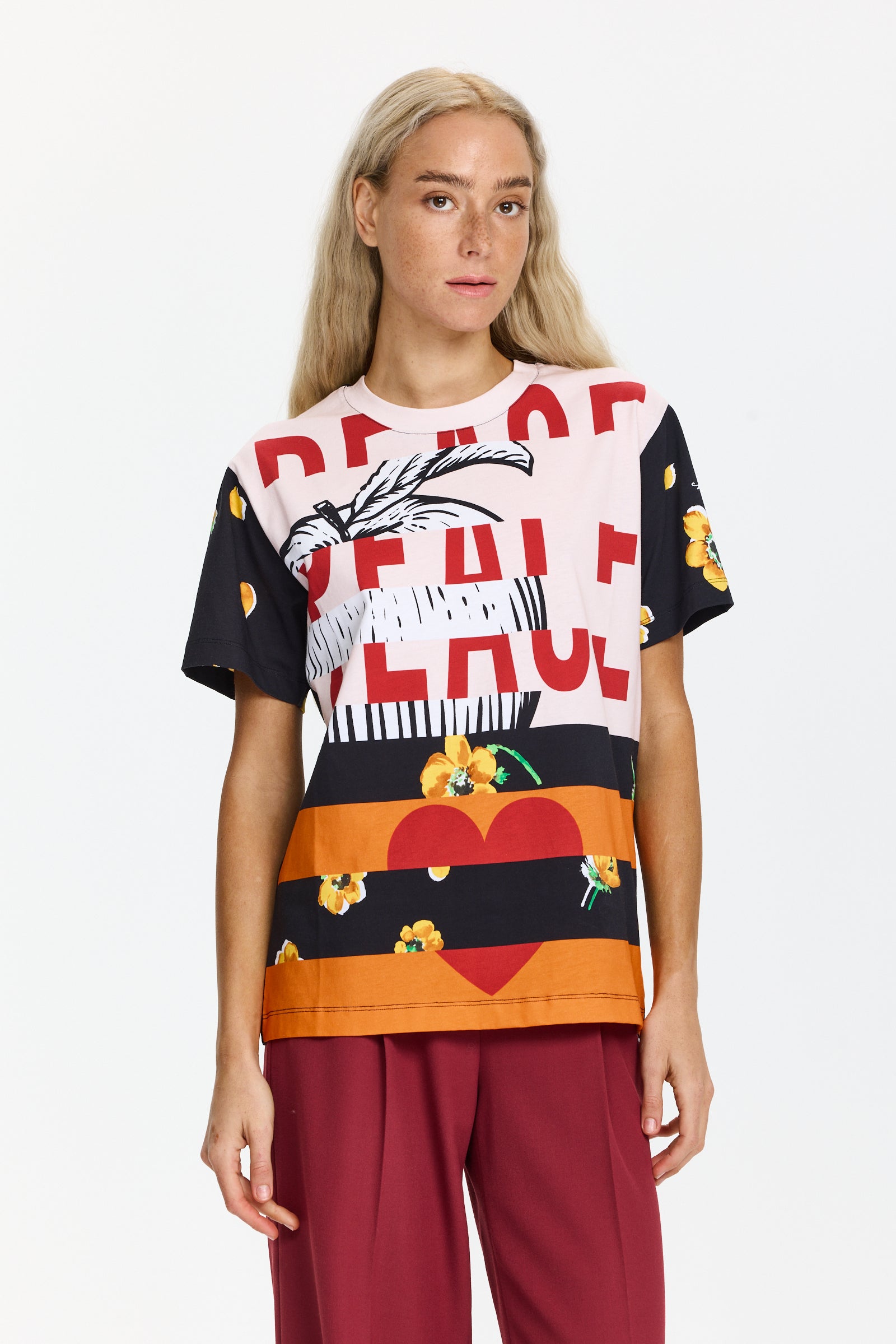 טישרט שחורה עם הדפס גרפי, צווארון עגול ושרוולי קצרהרכב: 100% כותנההדוגמנית בגובה 1.75 ולובשת מידה XS של MOSCHINO