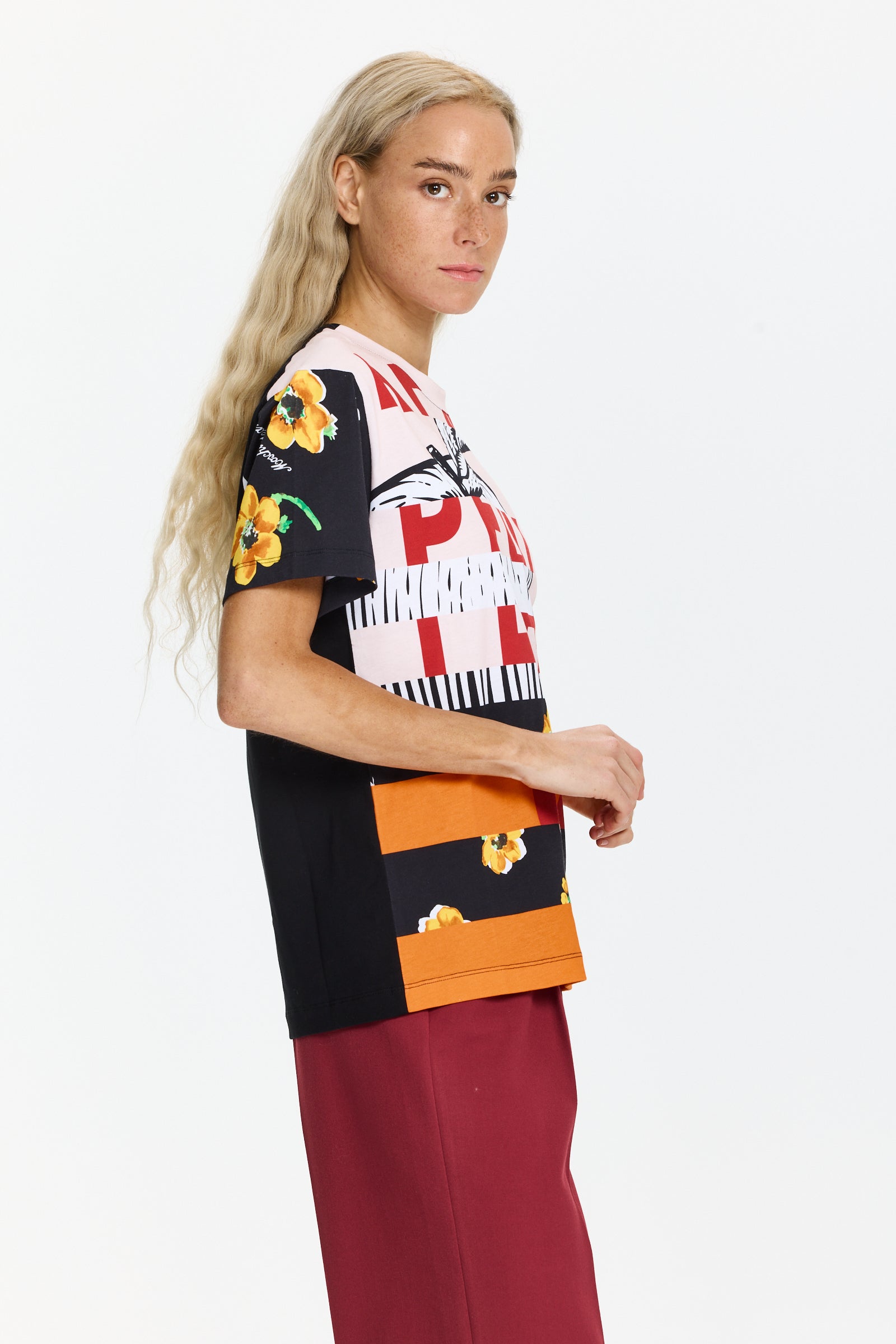 טישרט שחורה עם הדפס גרפי, צווארון עגול ושרוולי קצרהרכב: 100% כותנההדוגמנית בגובה 1.75 ולובשת מידה XS של MOSCHINO