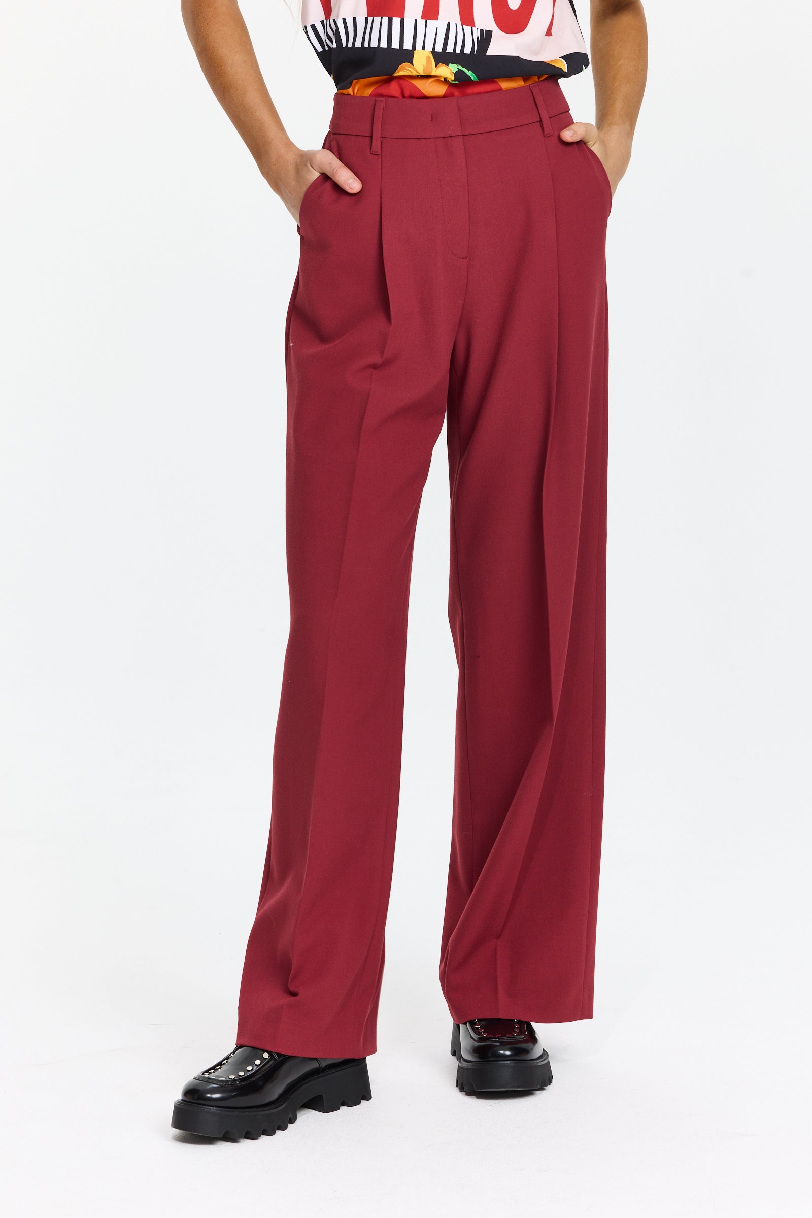 מכנסיים מחוייטים בגזרה גבוהה הרכב הבד: 92% פוליאסטר, 8% אלסטןהדוגמנית בגובה 1.75 ולובשת מידה 36 של Luisa Cerano