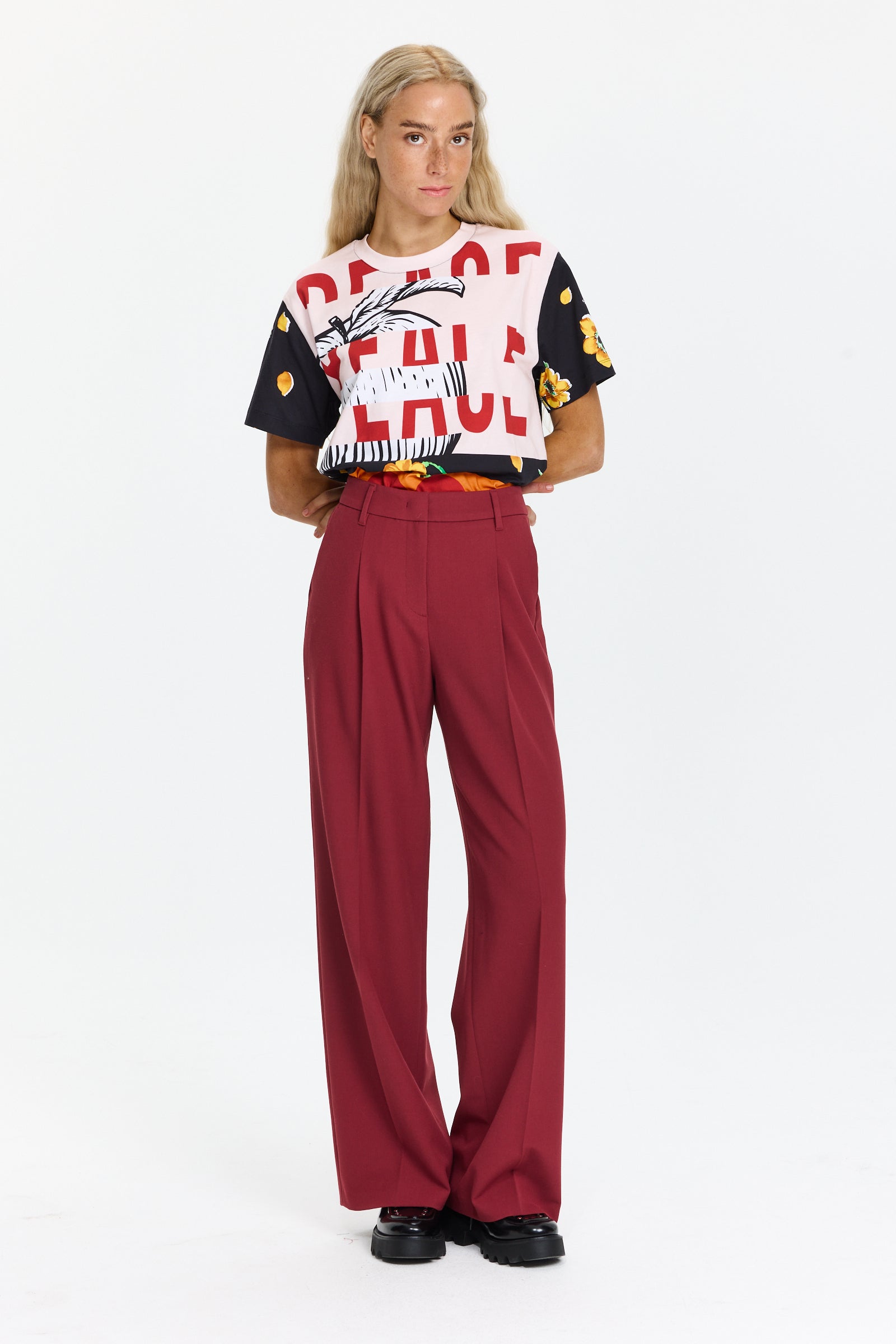 מכנסיים מחוייטים בגזרה גבוהה הרכב הבד: 92% פוליאסטר, 8% אלסטןהדוגמנית בגובה 1.75 ולובשת מידה 36 של Luisa Cerano