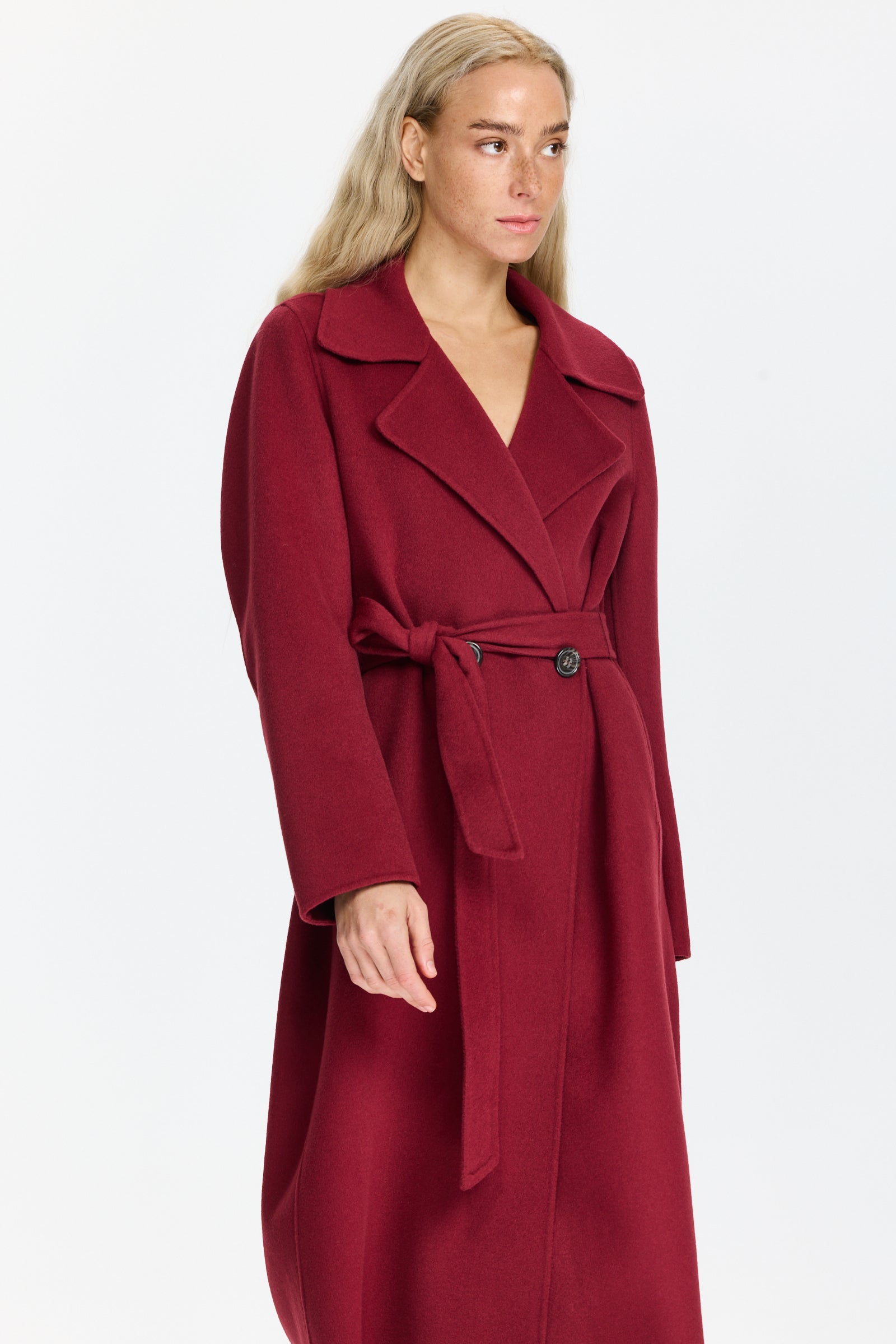 מעיל צמר ארוך קלאסי, עם חגורת קשירה וכפתורים בחזיתהרכב הבד: 85% צמר בתולי, 10% פוליאמיד, 5% קשמירהדוגמנית בגובה 1.75 ולובשת מידה 36 של Luisa Cerano