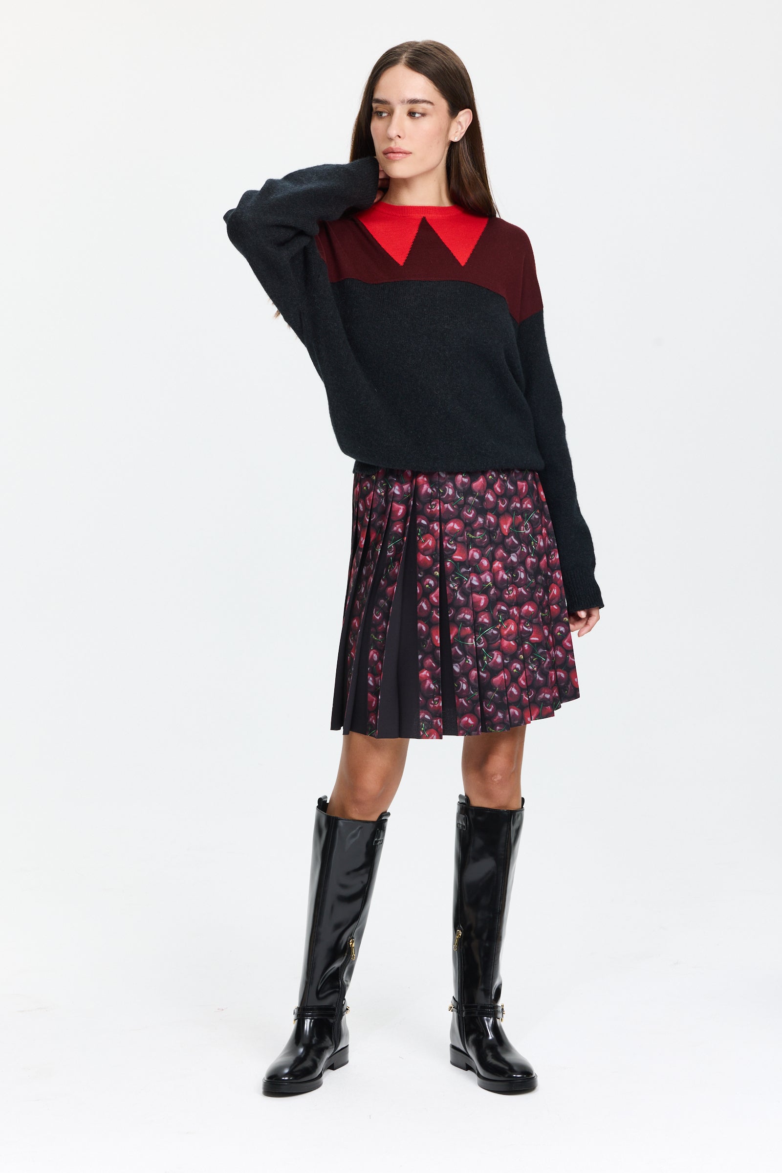 חצאית קפלים קצרה עם הדפס דובדבנים משתנה ובד מקופל שחור, בגזרה קלאסיתהרכב הבד: 100% פוליאסטרהדוגמנית בגובה 1.75 ולובשת מידה 36 של Riani