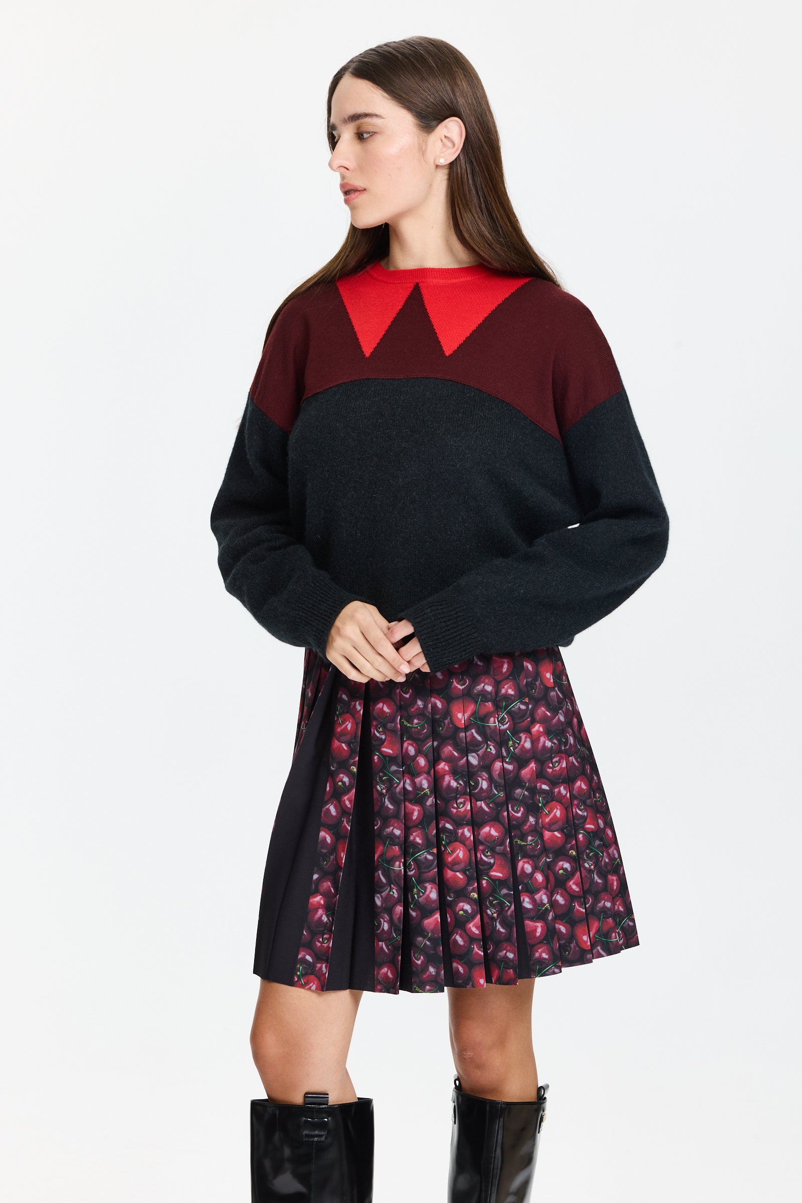 סוודר סרוג עם דוגמת צווארון אדומה ובסיס שחורהרכב הבד: 50% צמר מרינו דק, 30% צמר גמל, 10% ניילון, 10% צמר בתוליהדוגמנית בגובה 1.75 ולובשת מידה 44 של Plan C