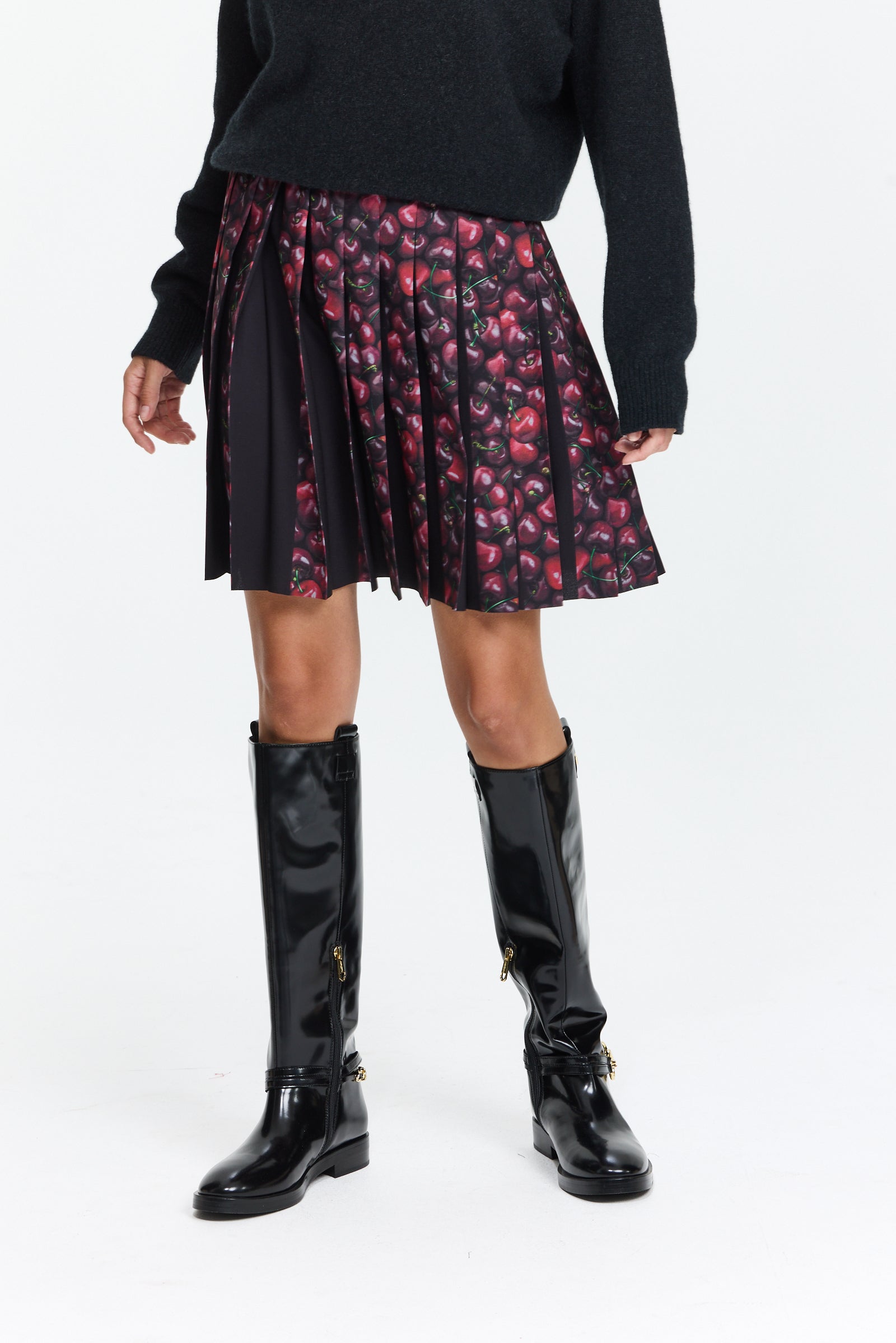 חצאית קפלים קצרה עם הדפס דובדבנים משתנה ובד מקופל שחור, בגזרה קלאסיתהרכב הבד: 100% פוליאסטרהדוגמנית בגובה 1.75 ולובשת מידה 36 של Riani