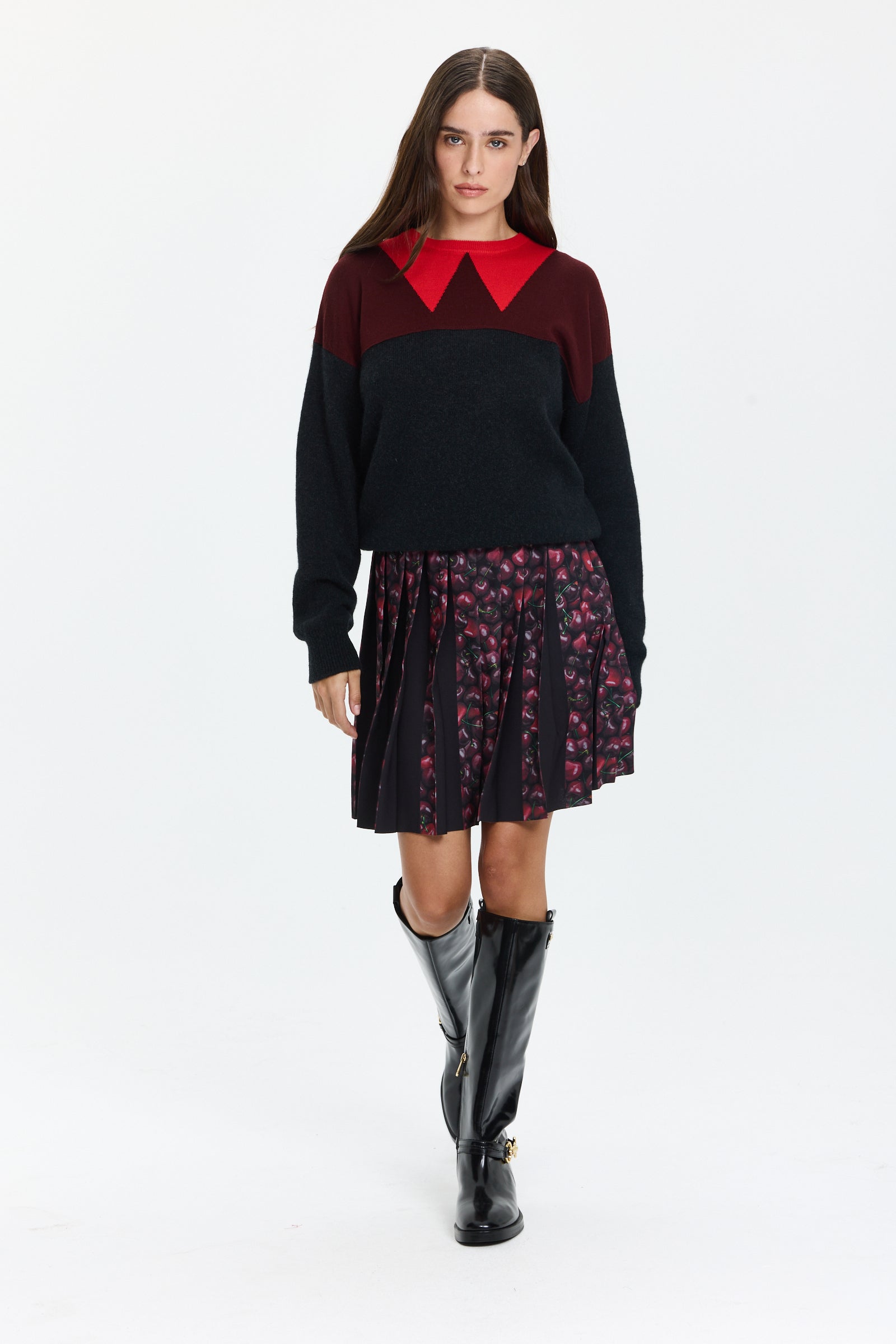 חצאית קפלים קצרה עם הדפס דובדבנים משתנה ובד מקופל שחור, בגזרה קלאסיתהרכב הבד: 100% פוליאסטרהדוגמנית בגובה 1.75 ולובשת מידה 36 של Riani