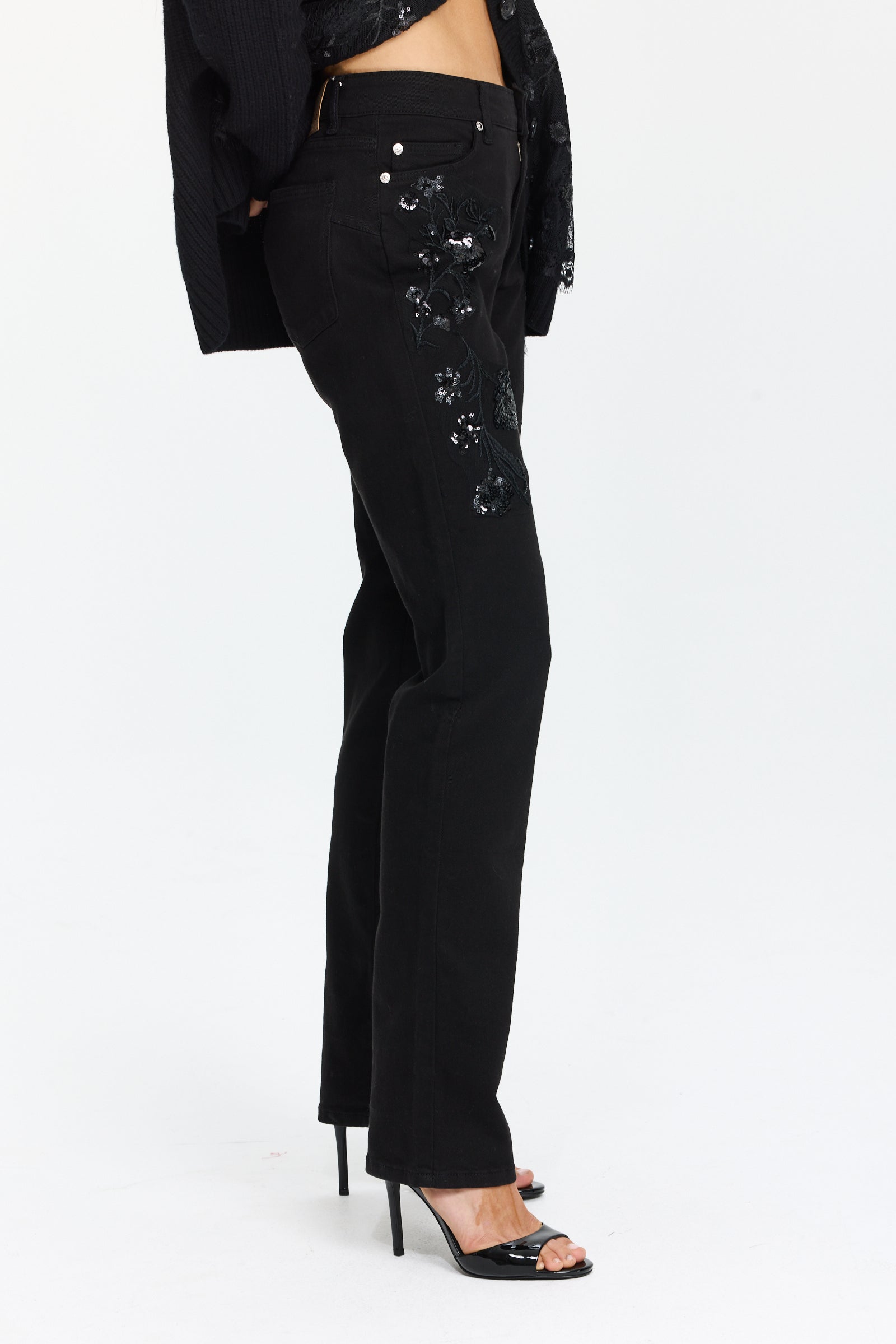 מכנסיי ג'ינס בגזרה צמודה, בשילוב פאייטים פזוריםהדוגמנית בגובה 1.75 ולובשת מידה 42 של Ermanno Scervino