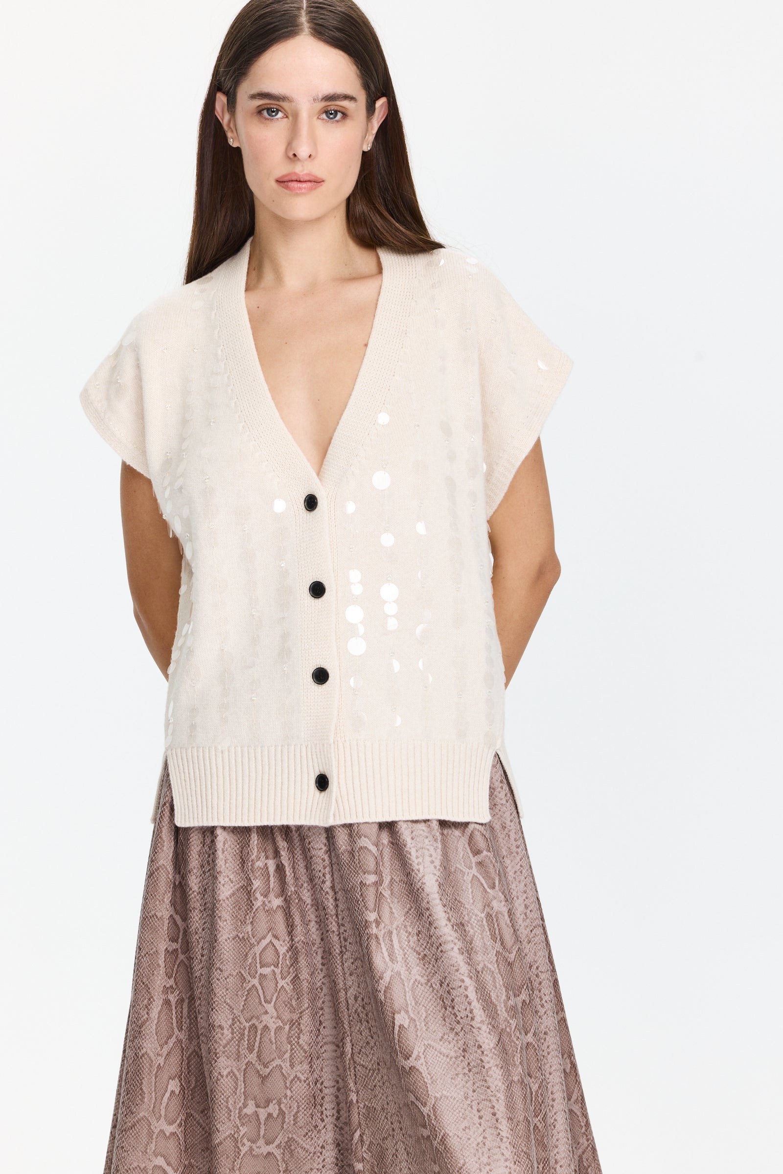 ווסט סרוג עם פייאטים בגזרה רחבה, עם סגירת כפתוריםהדוגמנית בגובה 1.75 ולובשת מידה 40 של Lorena Antoniazzi