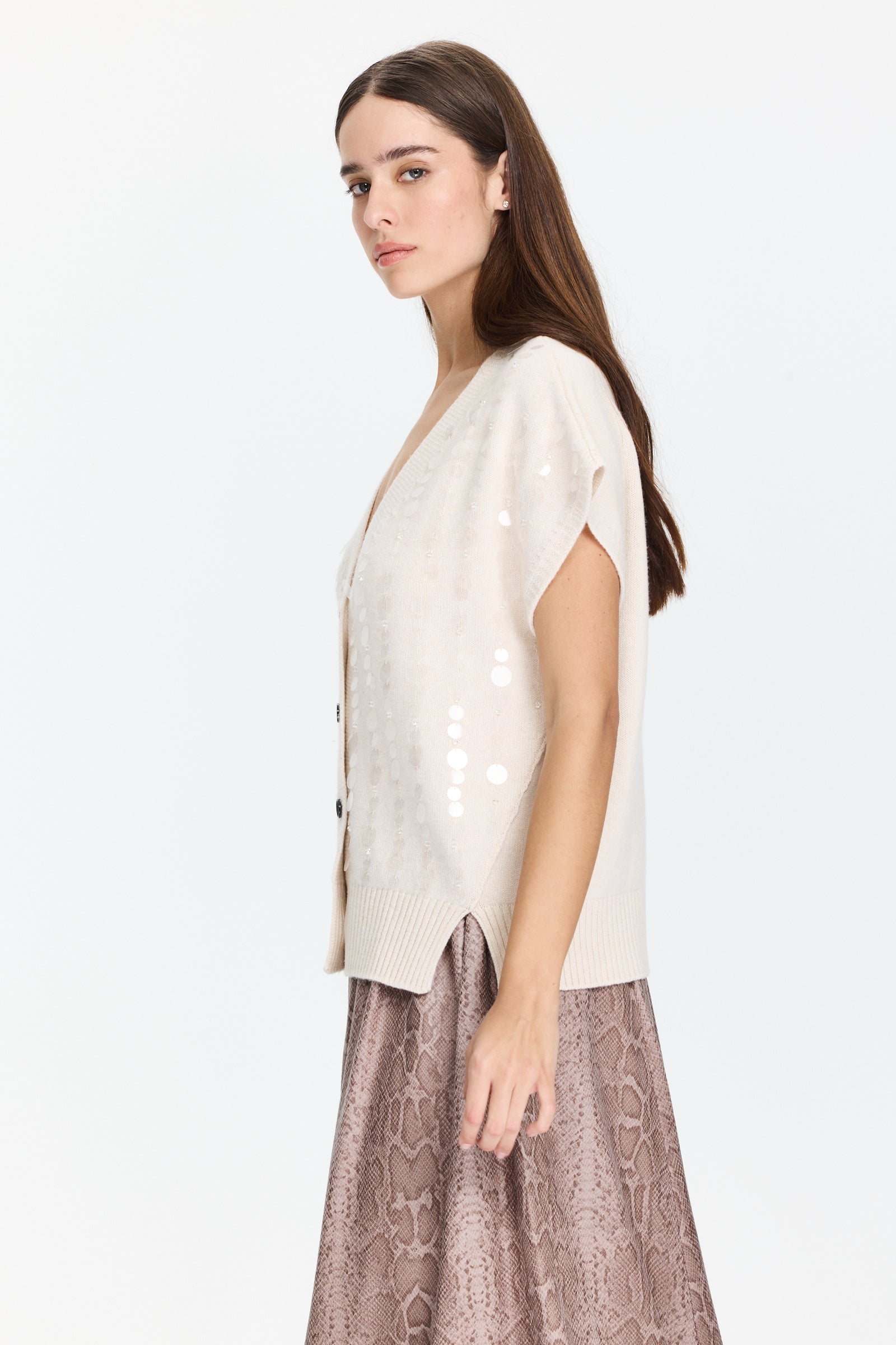 ווסט סרוג עם פייאטים בגזרה רחבה, עם סגירת כפתוריםהדוגמנית בגובה 1.75 ולובשת מידה 40 של Lorena Antoniazzi