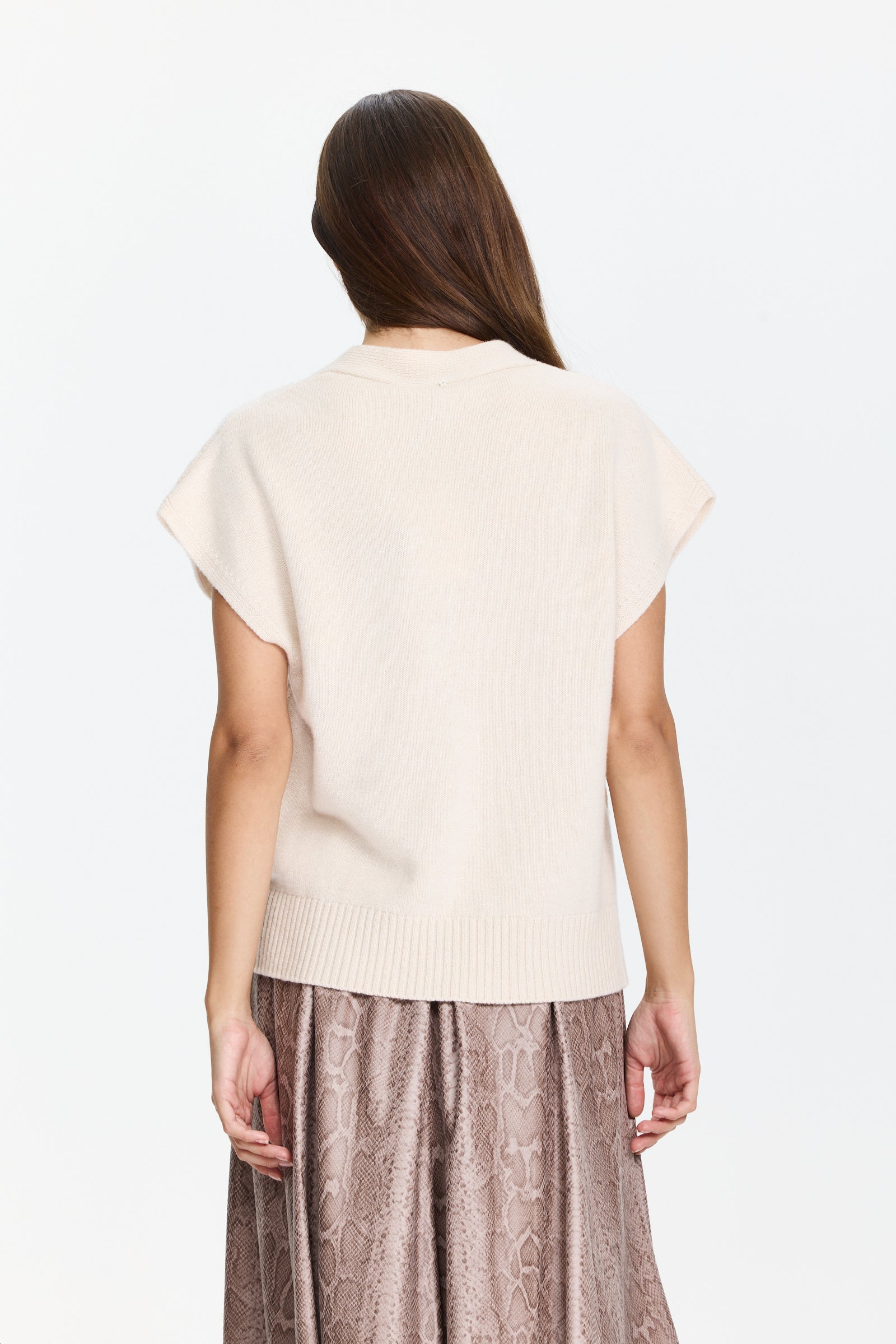 ווסט סרוג עם פייאטים בגזרה רחבה, עם סגירת כפתוריםהדוגמנית בגובה 1.75 ולובשת מידה 40 של Lorena Antoniazzi