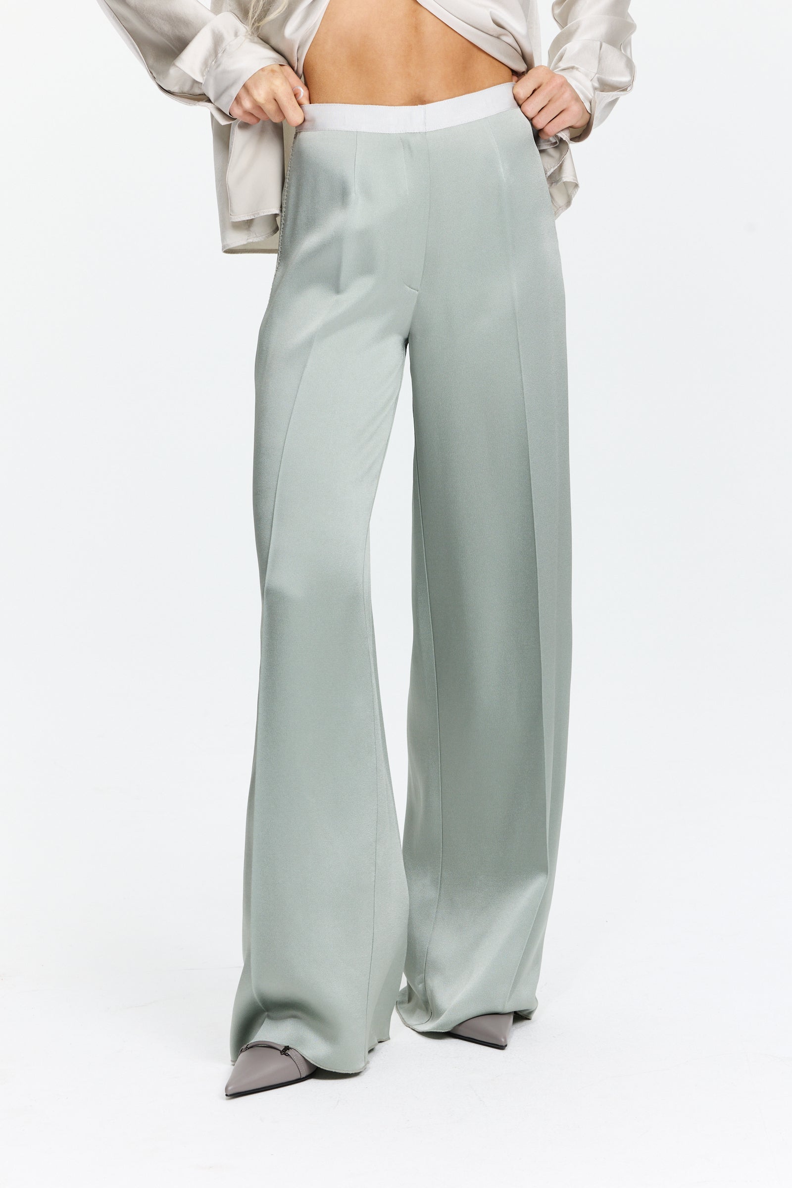 מכנסי סאטן אלגנטיים בגזרה גבוהה, עם רקמה צדדית עדינההרכב בד: 74% אצטט, 26% ויסקוזההדוגמנית בגובה 1.75 ולובשת מידה I של Forte Forte