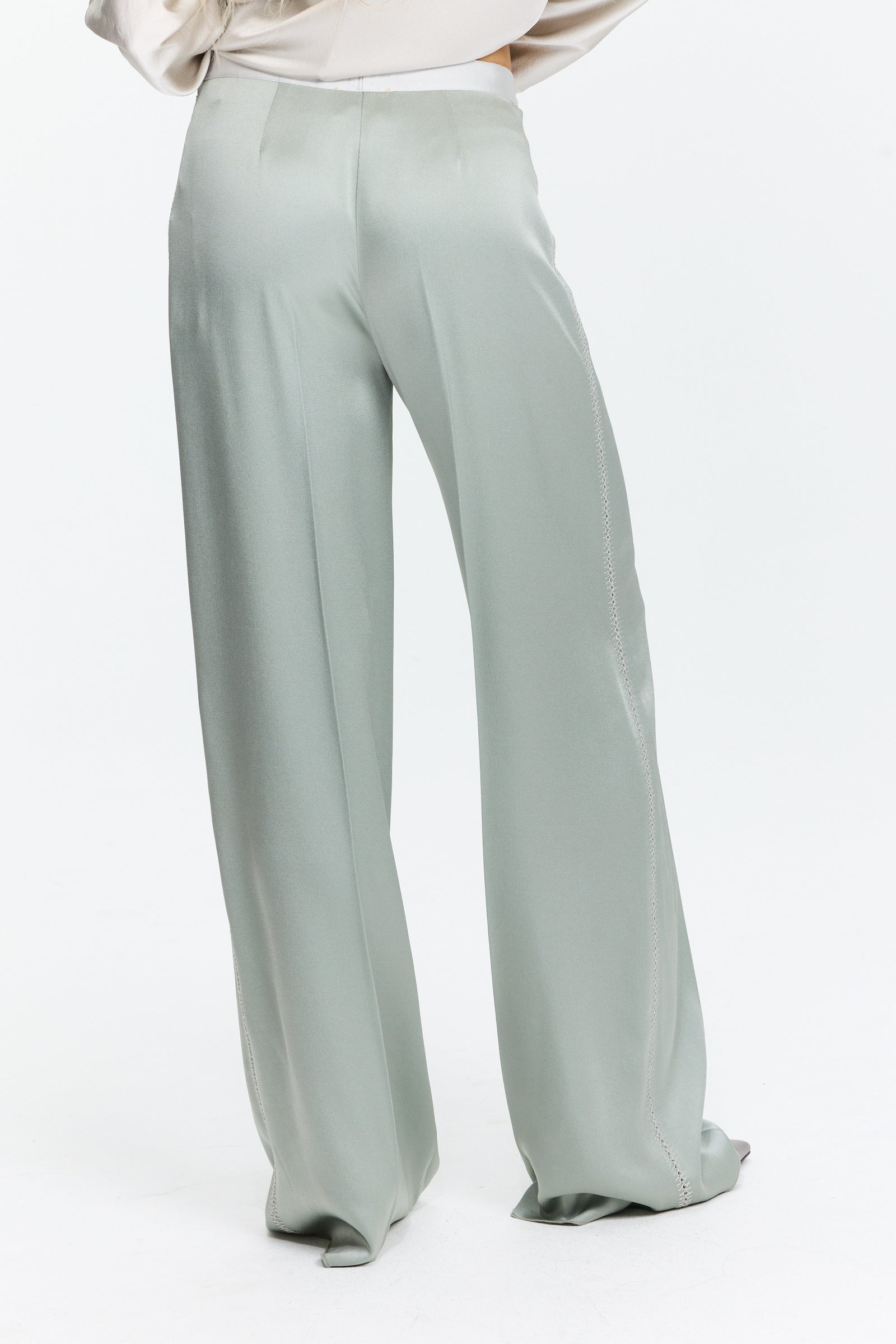 מכנסי סאטן אלגנטיים בגזרה גבוהה, עם רקמה צדדית עדינההרכב בד: 74% אצטט, 26% ויסקוזההדוגמנית בגובה 1.75 ולובשת מידה I של Forte Forte