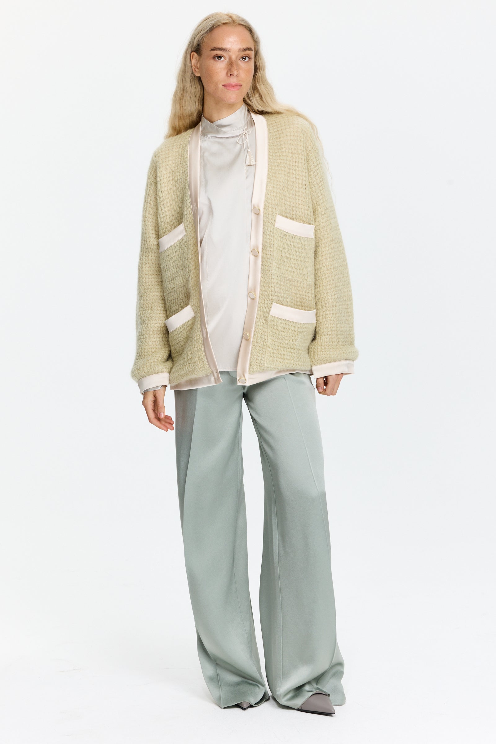 קרדיגן סריג וופל בגזרה רחבה עם כיסים קדמיים, כפתורים, שרוולים ארוכים וגימורים סאטןהרכב הבד: 50% מוהייר, 32% פוליאמיד, 18% צמר בתוליהדוגמנית בגובה 1.75 ולובשת מידה I של Forte Forte