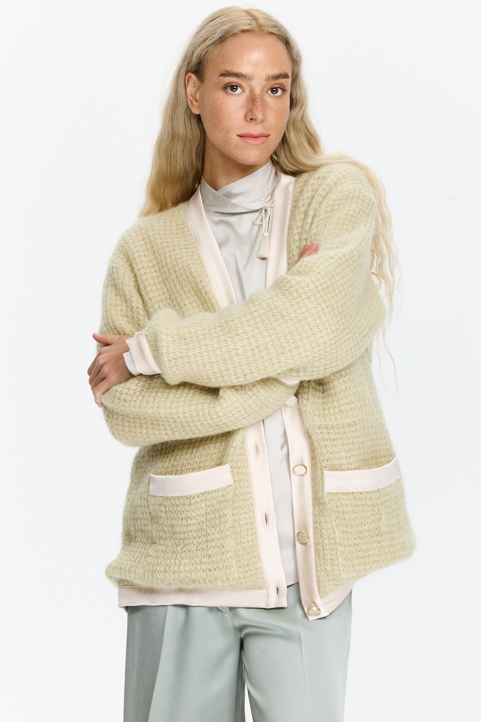 קרדיגן סריג וופל בגזרה רחבה עם כיסים קדמיים, כפתורים, שרוולים ארוכים וגימורים סאטןהרכב הבד: 50% מוהייר, 32% פוליאמיד, 18% צמר בתוליהדוגמנית בגובה 1.75 ולובשת מידה I של Forte Forte