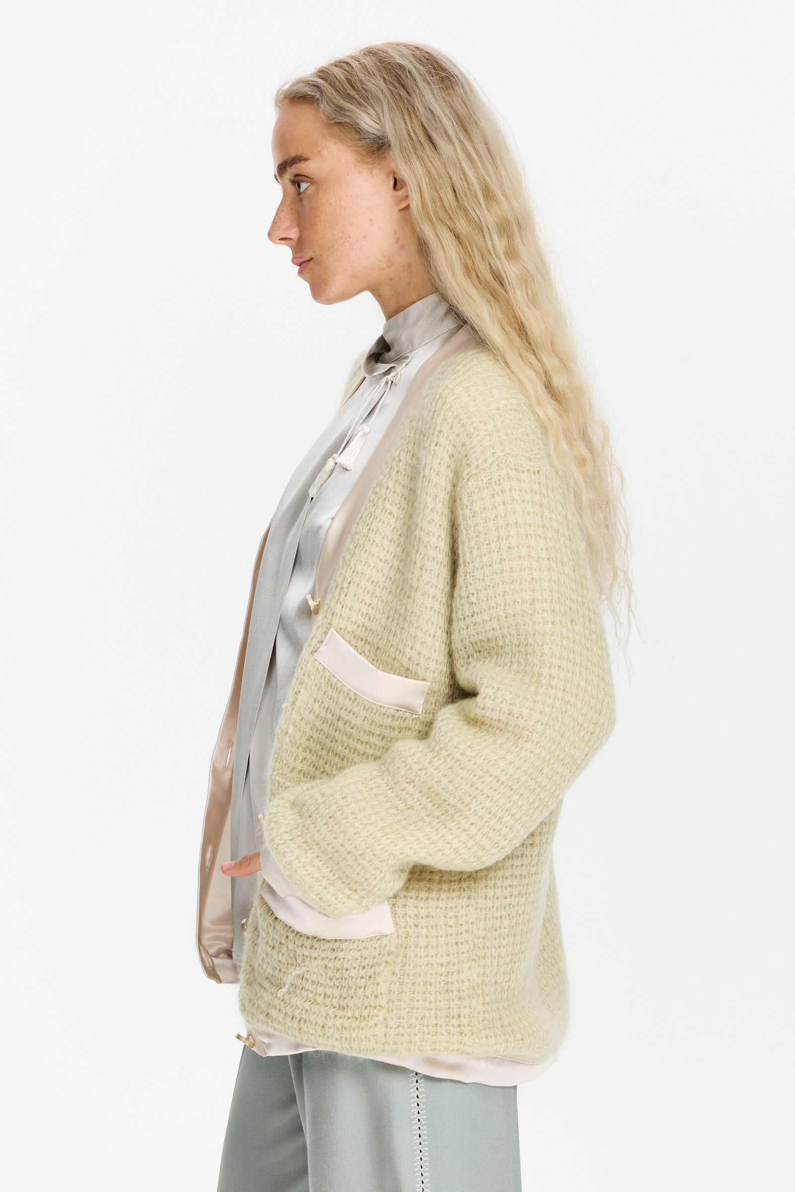 קרדיגן סריג וופל בגזרה רחבה עם כיסים קדמיים, כפתורים, שרוולים ארוכים וגימורים סאטןהרכב הבד: 50% מוהייר, 32% פוליאמיד, 18% צמר בתוליהדוגמנית בגובה 1.75 ולובשת מידה I של Forte Forte