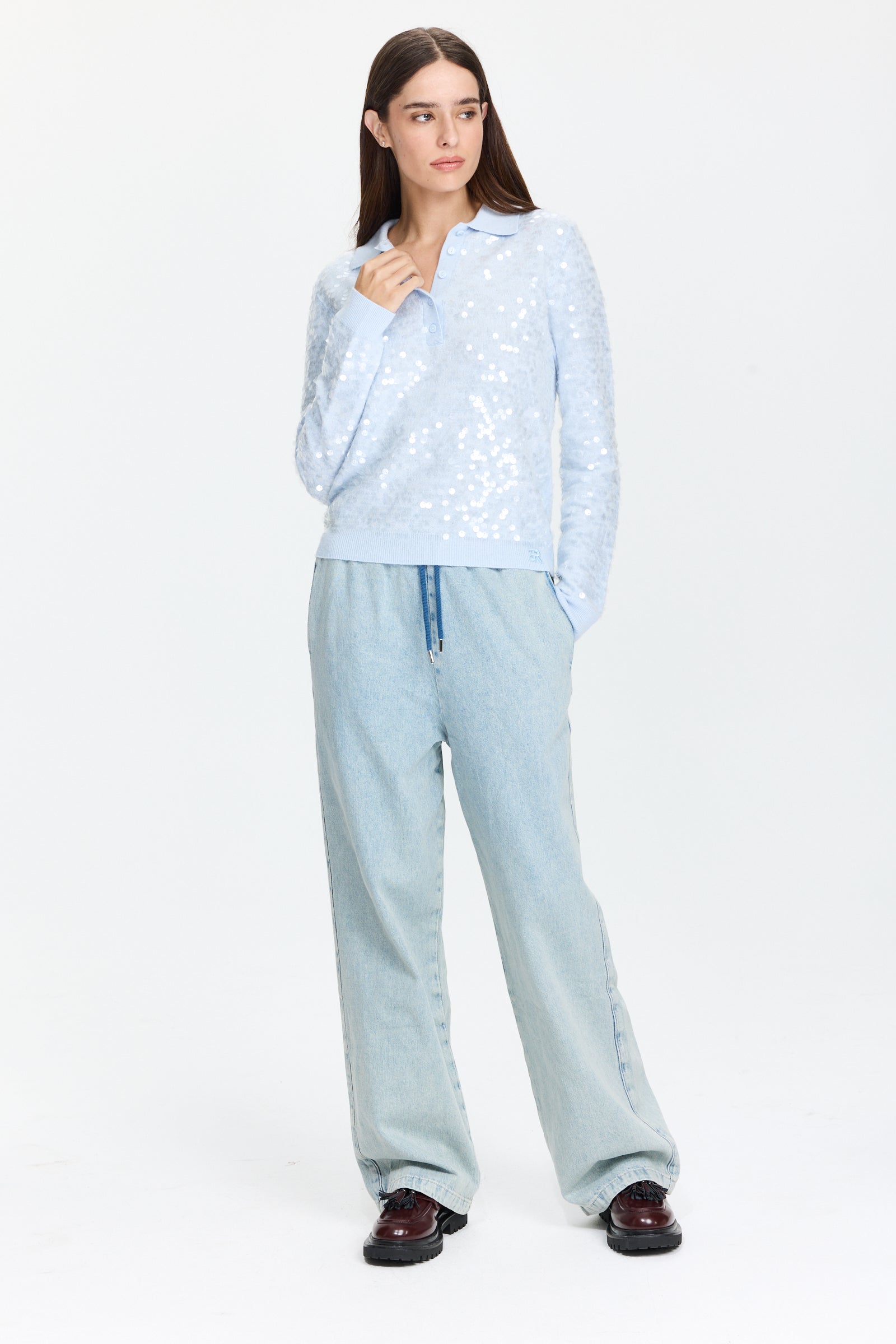 סריג פאייטים נעים ונינוח בגזרה ישרה, עם צווארון פולו וסגירת כפתוריםהרכב הבד: 47% קשמיר, 38% ויסקוזה, 10% פוליאמיד, 5% צמרהדוגמנית בגובה 1.75 ולובשת מידה 42 של Ermanno