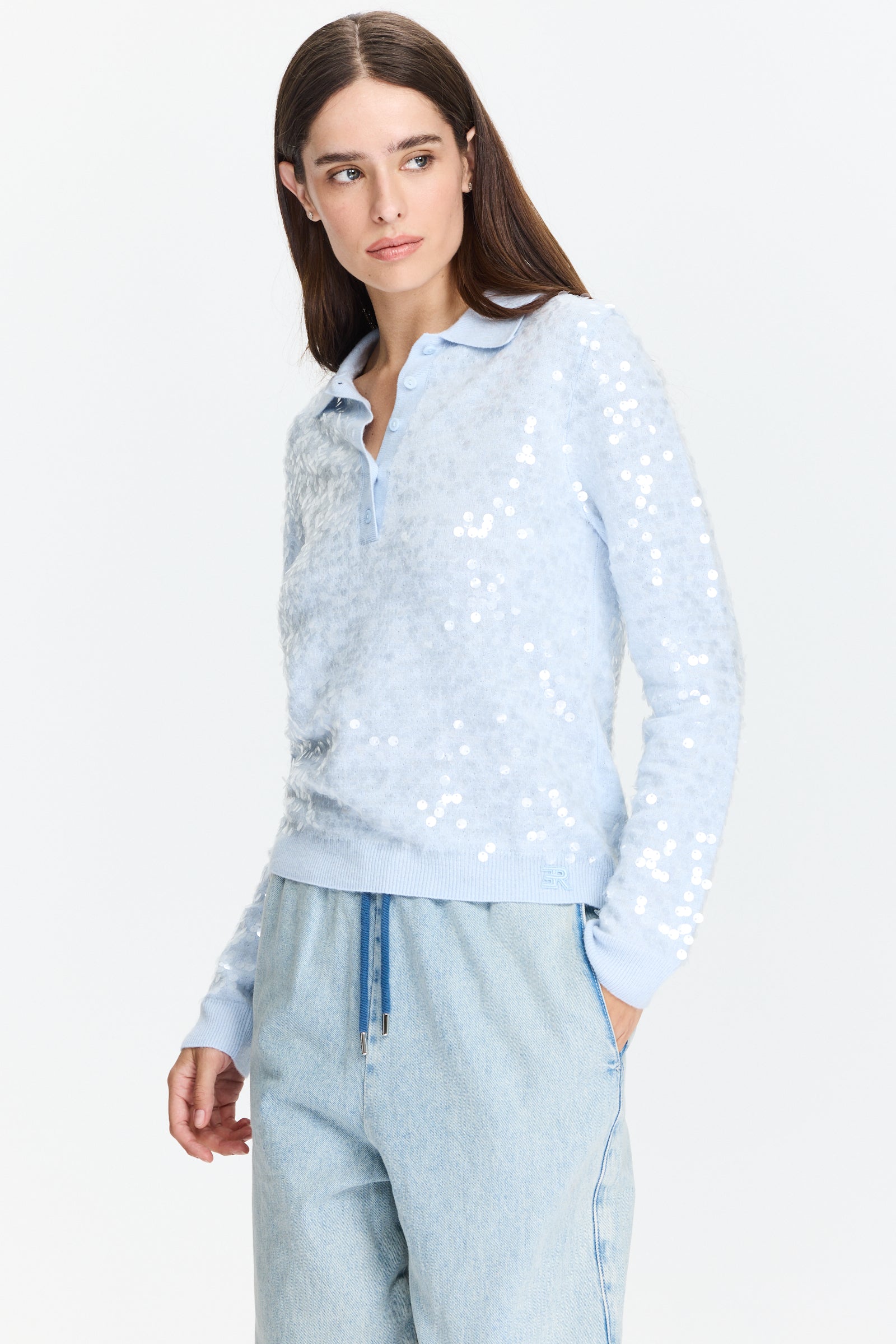 סריג פאייטים נעים ונינוח בגזרה ישרה, עם צווארון פולו וסגירת כפתוריםהרכב הבד: 47% קשמיר, 38% ויסקוזה, 10% פוליאמיד, 5% צמרהדוגמנית בגובה 1.75 ולובשת מידה 42 של Ermanno