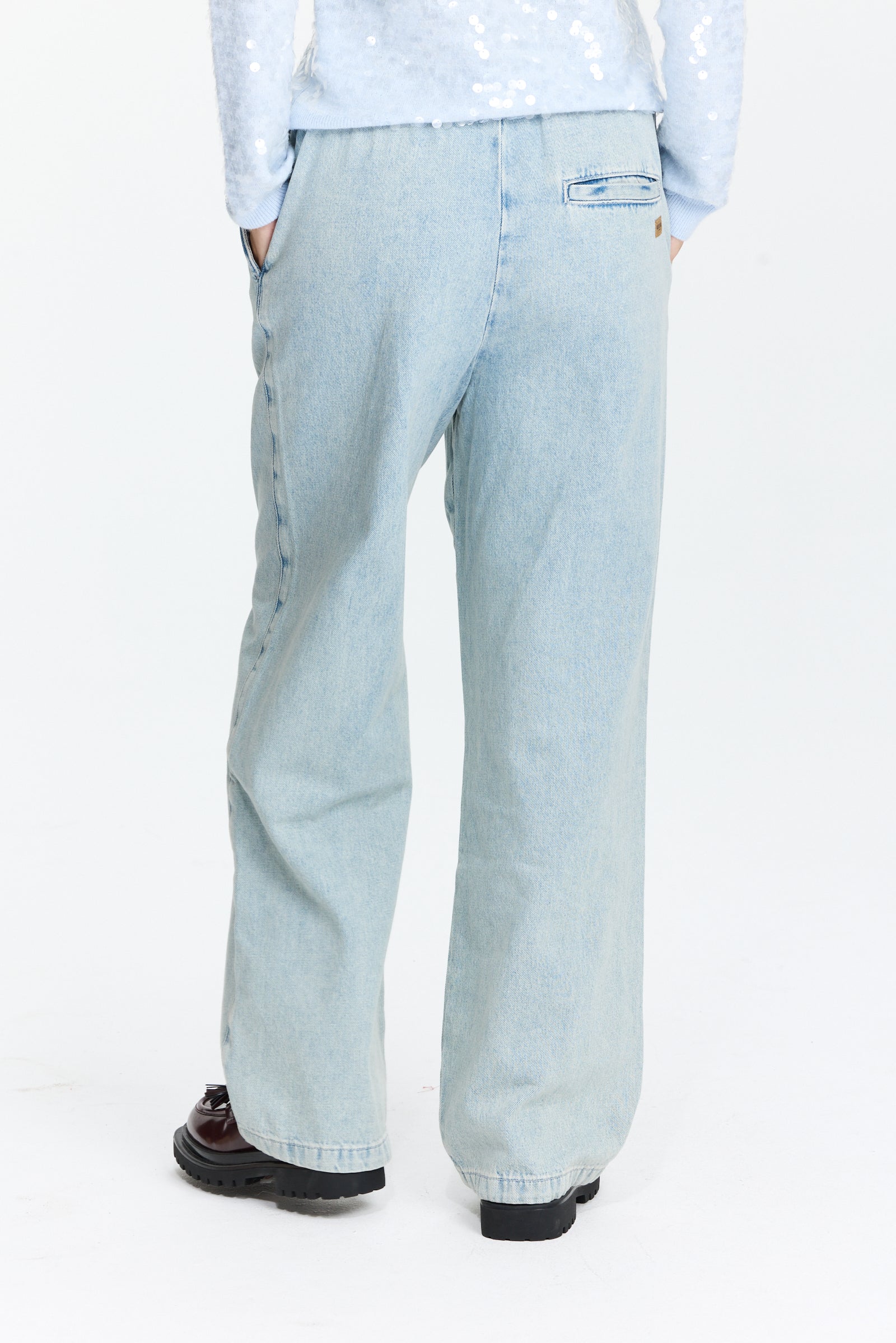 מכנסיי ג'ינס רכים ונינוחים בגזרה רחבה, עם גומי במותניים ושרוך לקשירההרכב: 100% כותנההדוגמנית בגובה 1.75 ולובשת מידה S של MOSCHINO