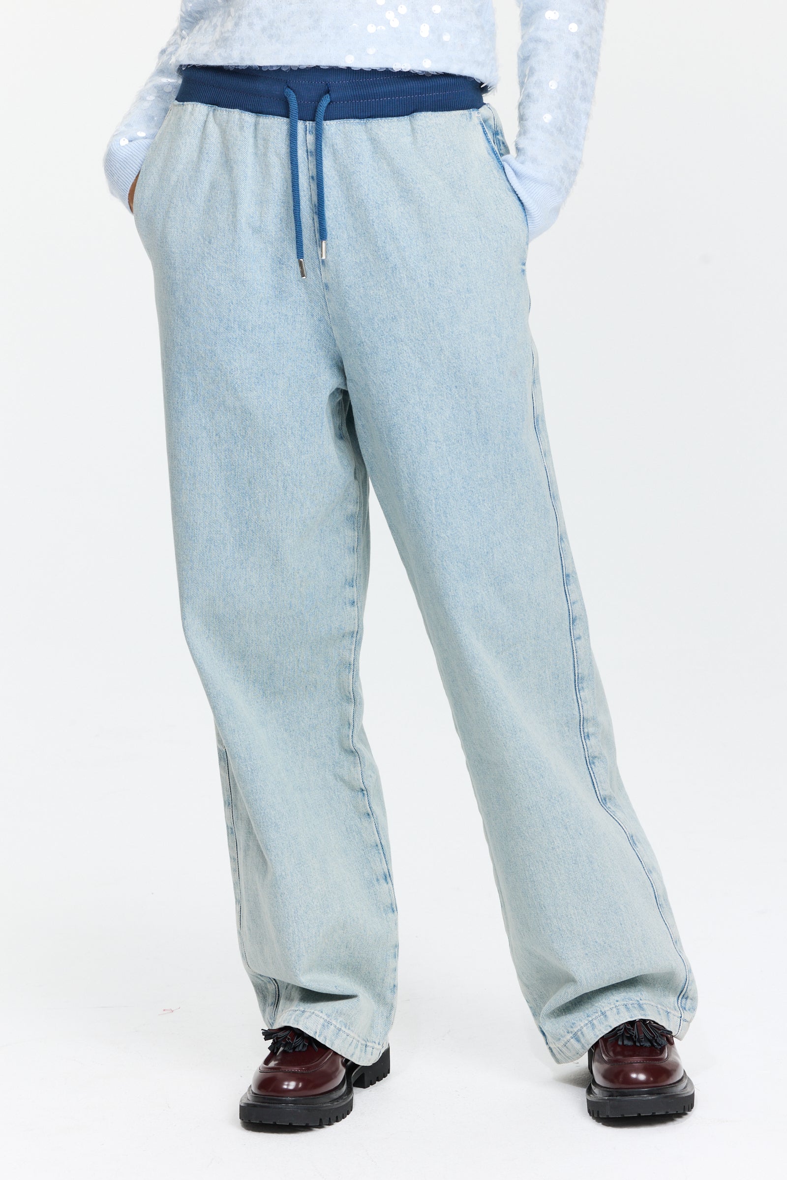 מכנסיי ג'ינס רכים ונינוחים בגזרה רחבה, עם גומי במותניים ושרוך לקשירההרכב: 100% כותנההדוגמנית בגובה 1.75 ולובשת מידה S של MOSCHINO