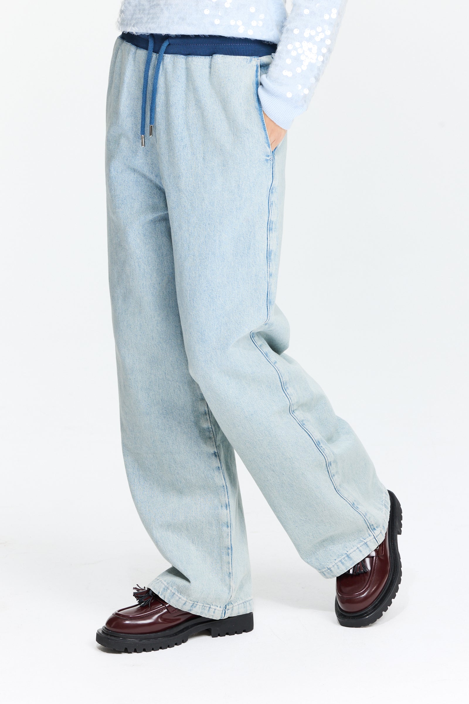 מכנסיי ג'ינס רכים ונינוחים בגזרה רחבה, עם גומי במותניים ושרוך לקשירההרכב: 100% כותנההדוגמנית בגובה 1.75 ולובשת מידה S של MOSCHINO