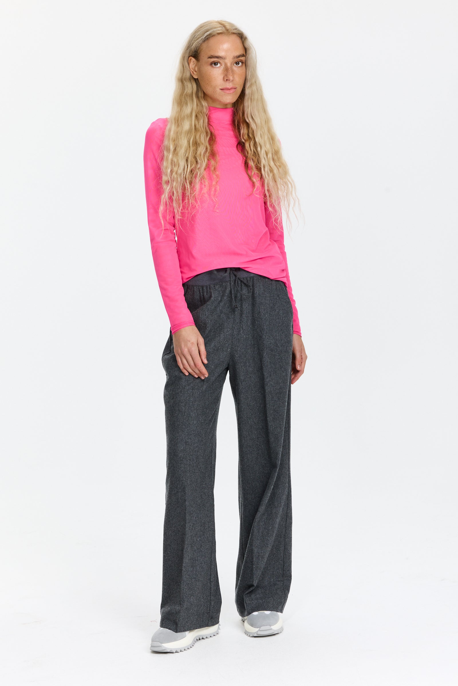 חולצת רשת שקפקפה, בגזרה צמודההרכב בד: 90% פוליאמיד, 10% אלסטןהדוגמנית בגובה 1.75 ולובשת מידה 36 של Sportalm