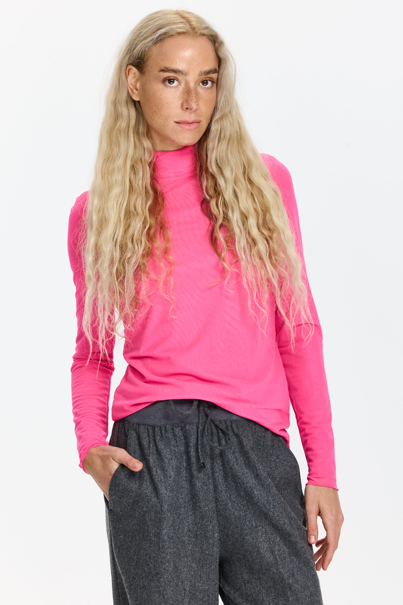 חולצת רשת שקפקפה, בגזרה צמודההרכב בד: 90% פוליאמיד, 10% אלסטןהדוגמנית בגובה 1.75 ולובשת מידה 36 של Sportalm