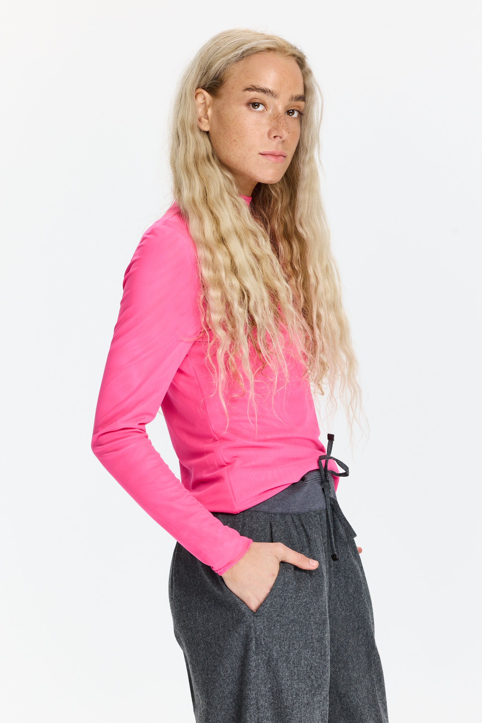 חולצת רשת שקפקפה, בגזרה צמודההרכב בד: 90% פוליאמיד, 10% אלסטןהדוגמנית בגובה 1.75 ולובשת מידה 36 של Sportalm