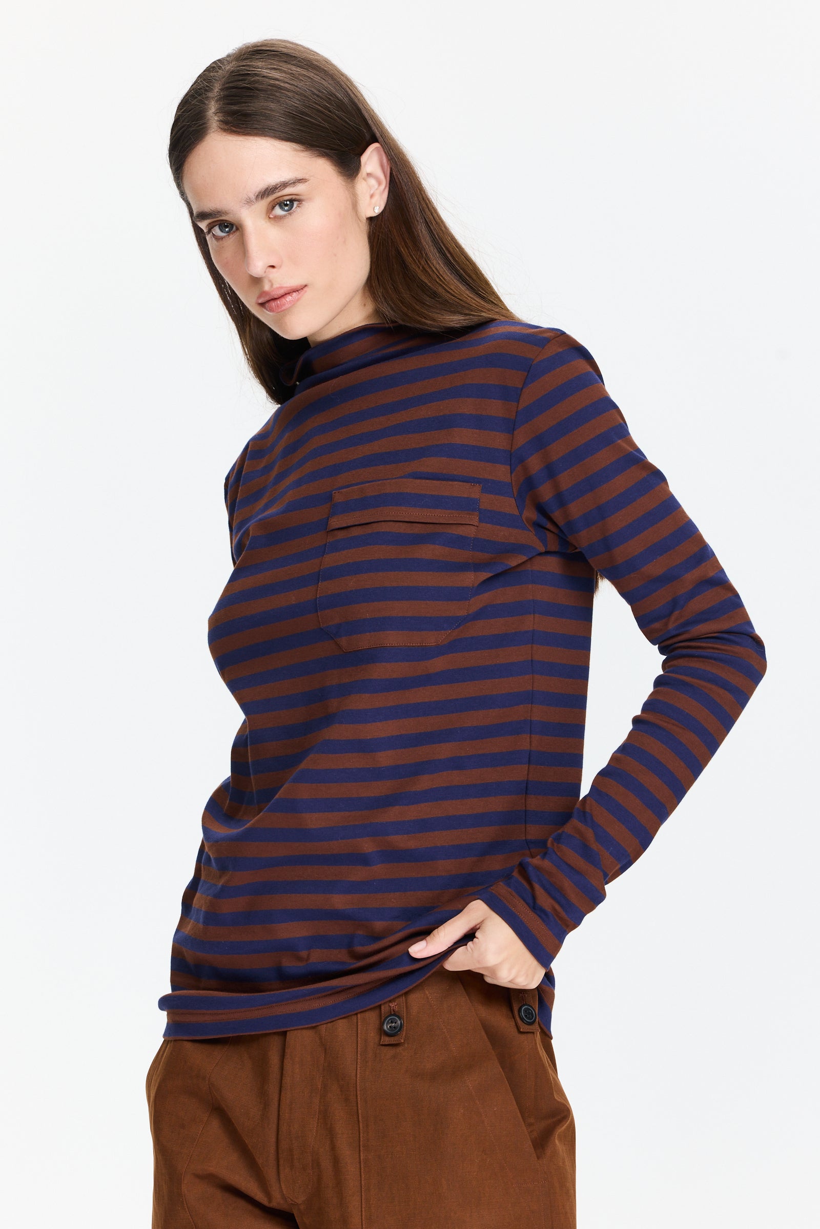 טישירט פסים עם צווארון גבוה וכיס בחזיתהרכב הבד: 100% כותנההדוגמנית בגובה 1.75 ולובשת מידה 42 של Plan C