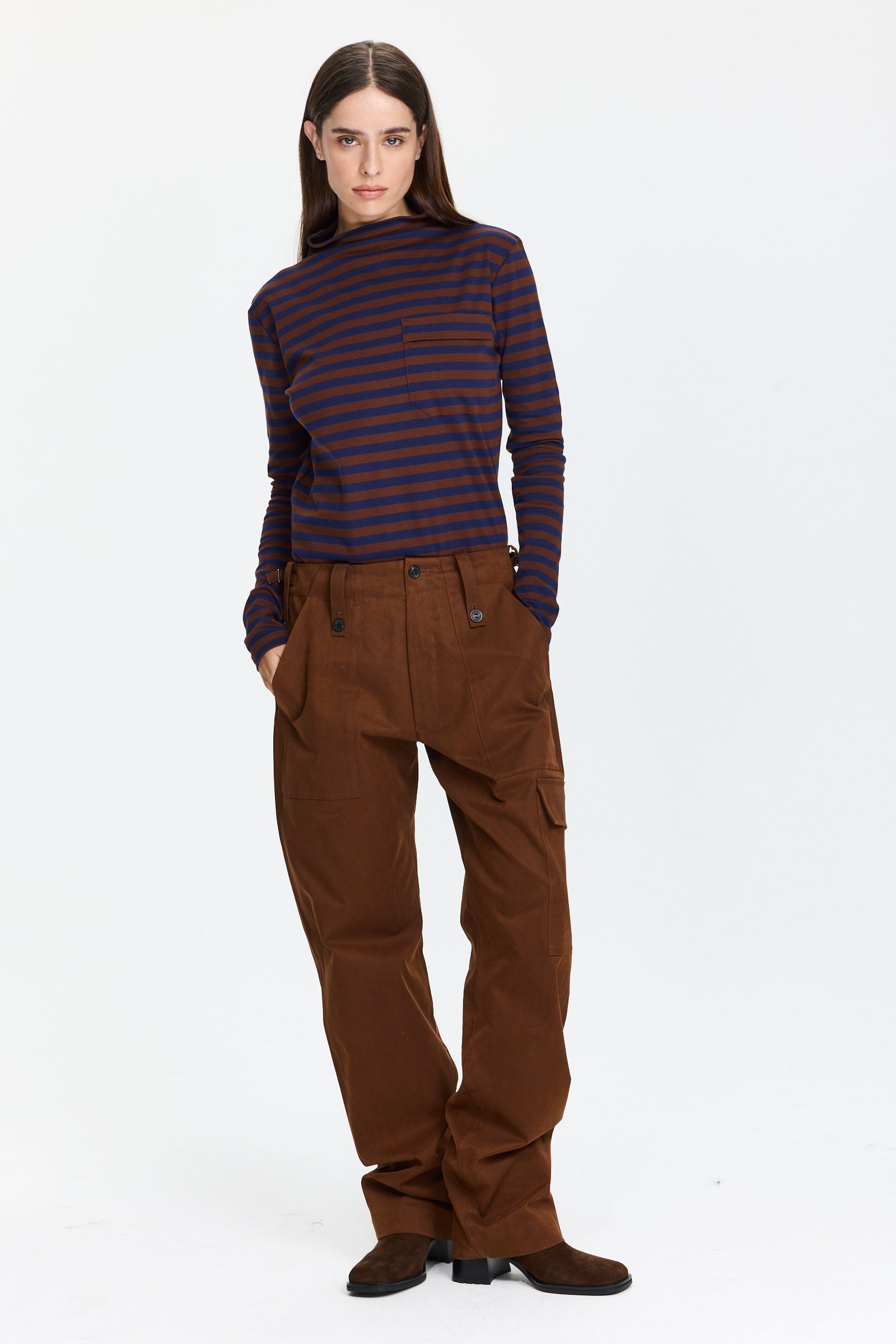 מכנסיי קרגו בגזרה ישרה עם מותן מתכוונן, כיסים צדדיים וקדמייםהרכב הבד: 100% כותנההדוגמנית בגובה 1.75 ולובשת מידה 40 של Plan C