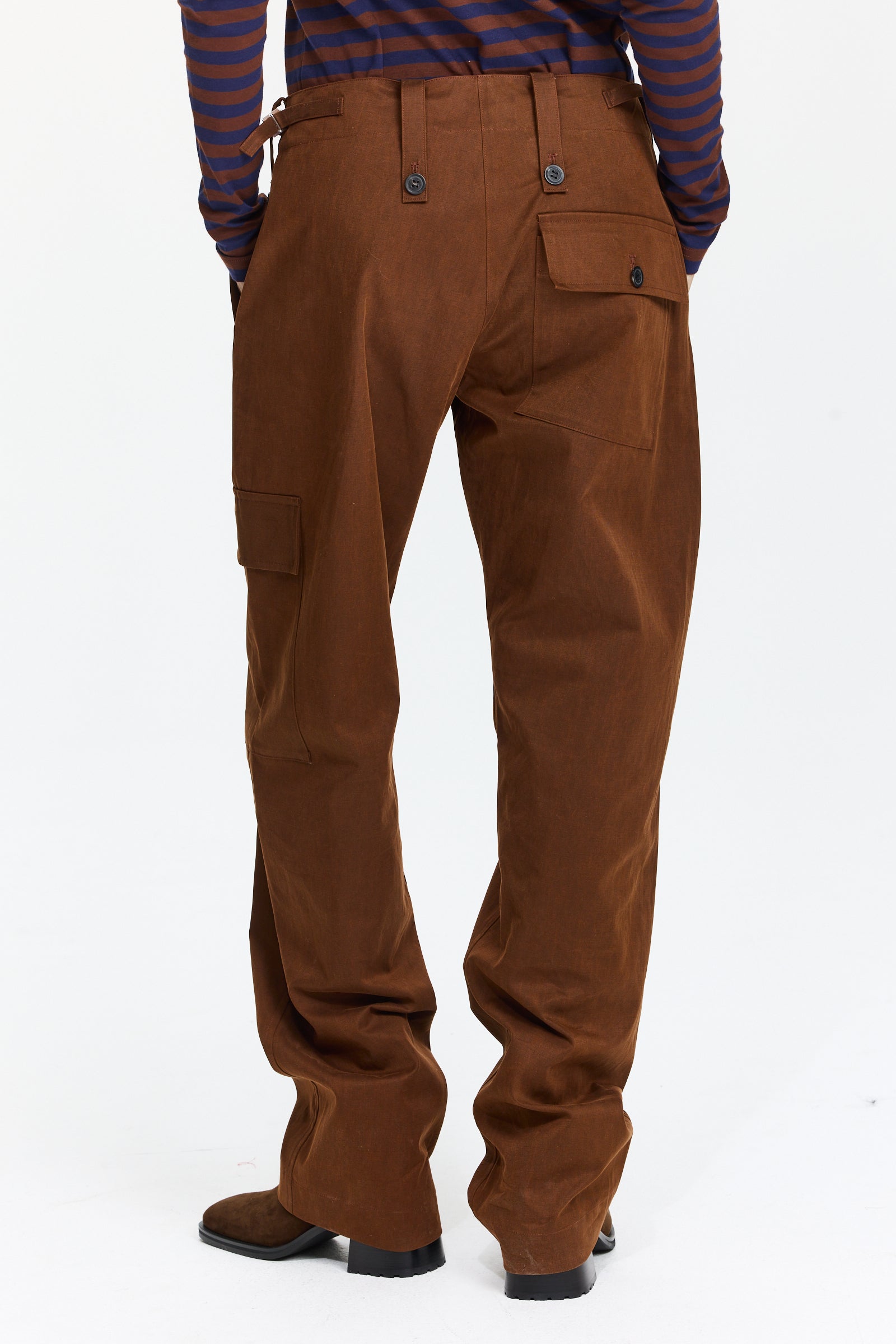 מכנסיי קרגו בגזרה ישרה עם מותן מתכוונן, כיסים צדדיים וקדמייםהרכב הבד: 100% כותנההדוגמנית בגובה 1.75 ולובשת מידה 40 של Plan C