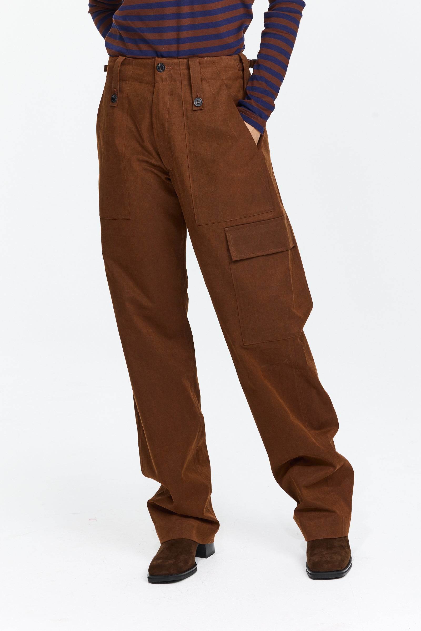 מכנסיי קרגו בגזרה ישרה עם מותן מתכוונן, כיסים צדדיים וקדמייםהרכב הבד: 100% כותנההדוגמנית בגובה 1.75 ולובשת מידה 40 של Plan C