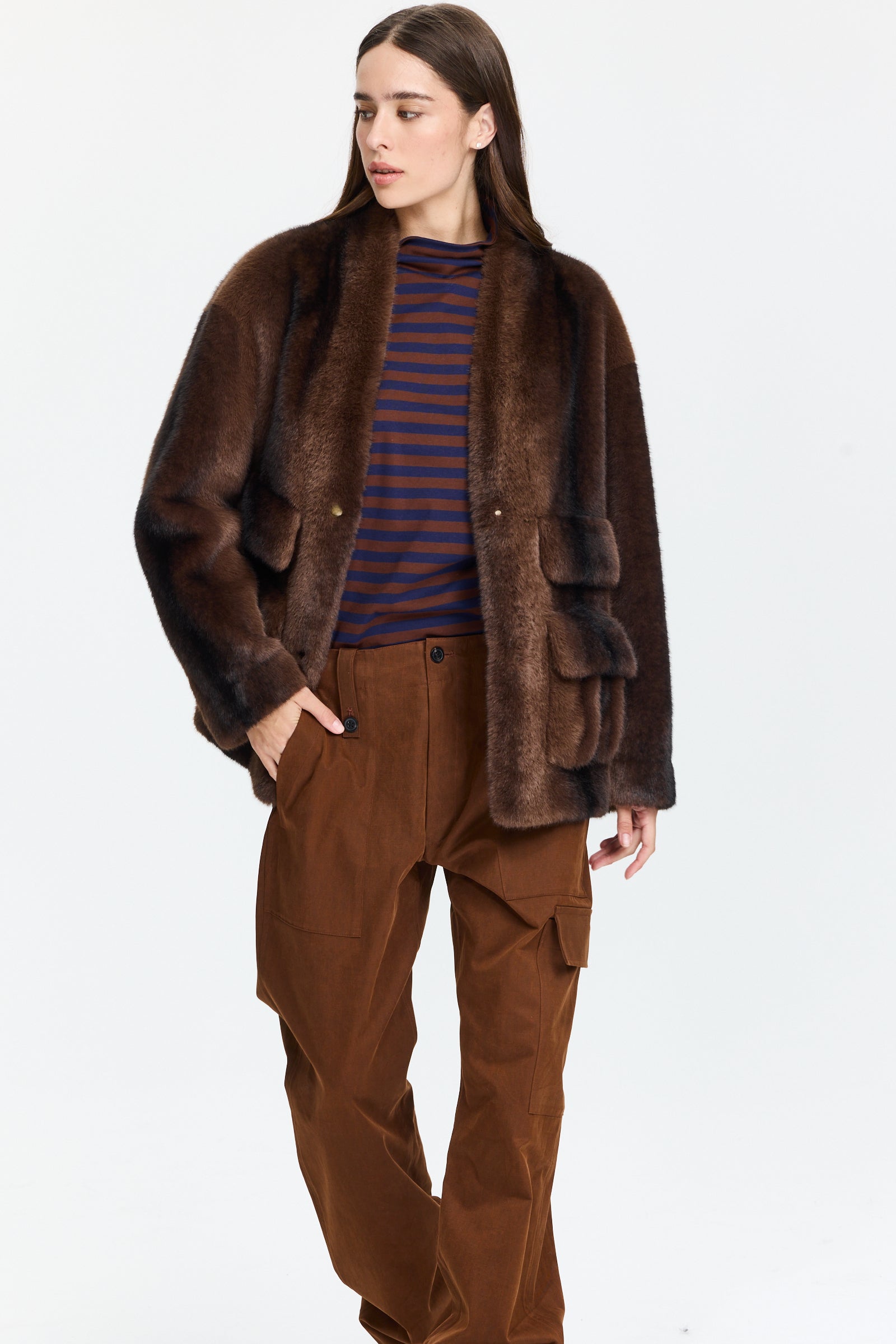 מכנסיי קרגו בגזרה ישרה עם מותן מתכוונן, כיסים צדדיים וקדמייםהרכב הבד: 100% כותנההדוגמנית בגובה 1.75 ולובשת מידה 40 של Plan C