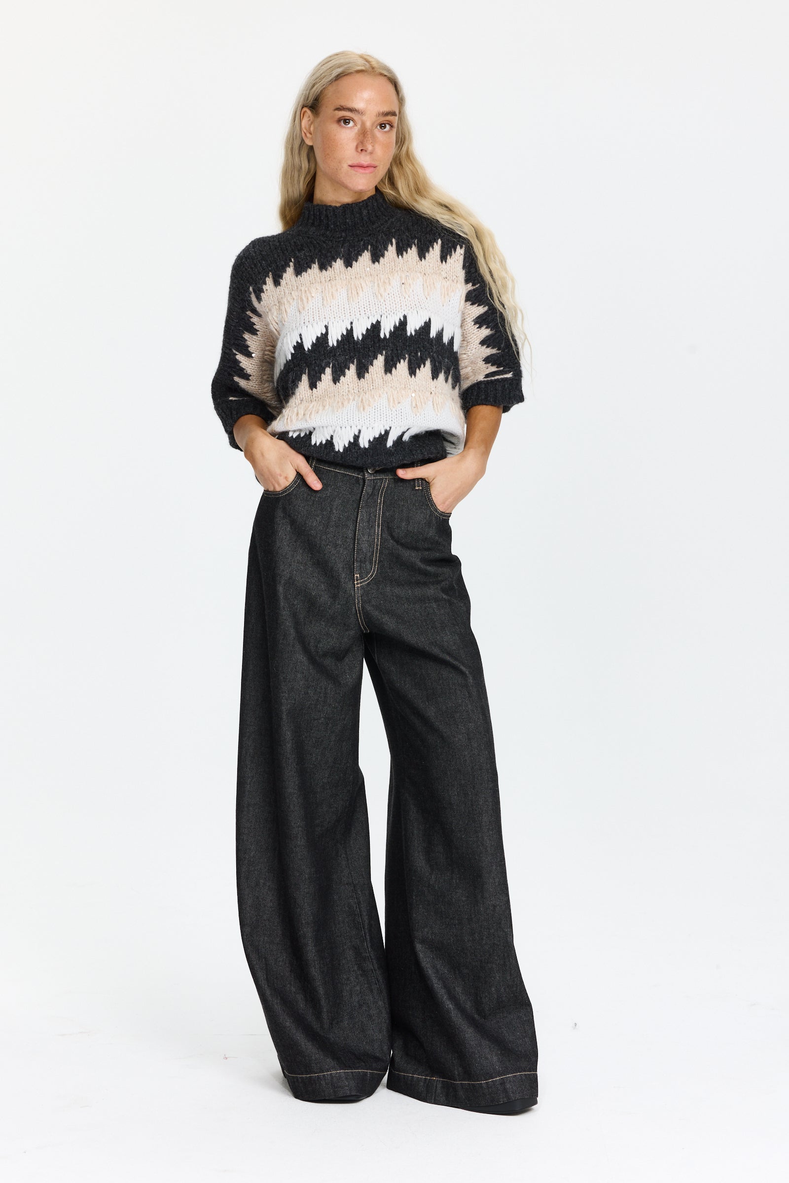 ג’ינס רחב בגזרה גבוהה, סגירה ברוכסן וכפתורהרכב בד: 100% כותנההדוגמנית בגובה 1.75 ולובשת מידה 44 של Lorena Antoniazzi