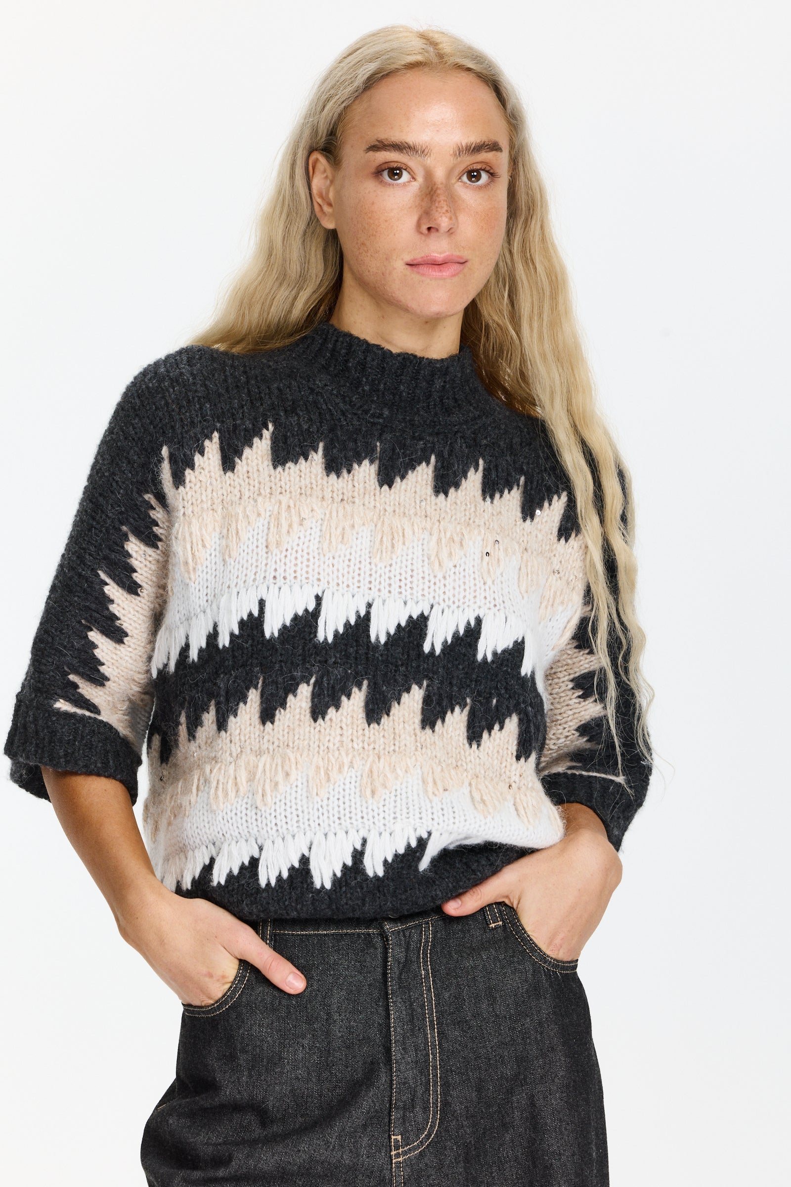 סריג בעיצוב אלגנטי עם פאייטים עדיניםהרכב בד: 50% אלפקה, 17% צמר בתולי, 14% פוליאמיד, 13% פוליאסטר, 4% משי, 2% קשמירהדוגמנית בגובה 1.75 ולובשת מידה 42 של Peserico