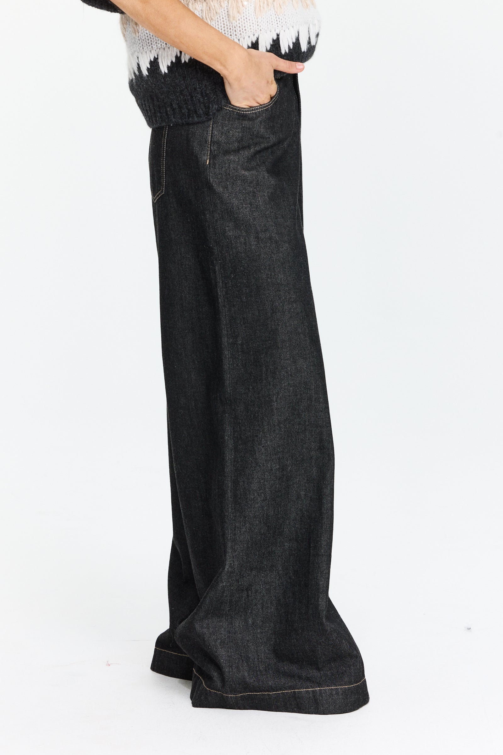 ג’ינס רחב בגזרה גבוהה, סגירה ברוכסן וכפתורהרכב בד: 100% כותנההדוגמנית בגובה 1.75 ולובשת מידה 44 של Lorena Antoniazzi